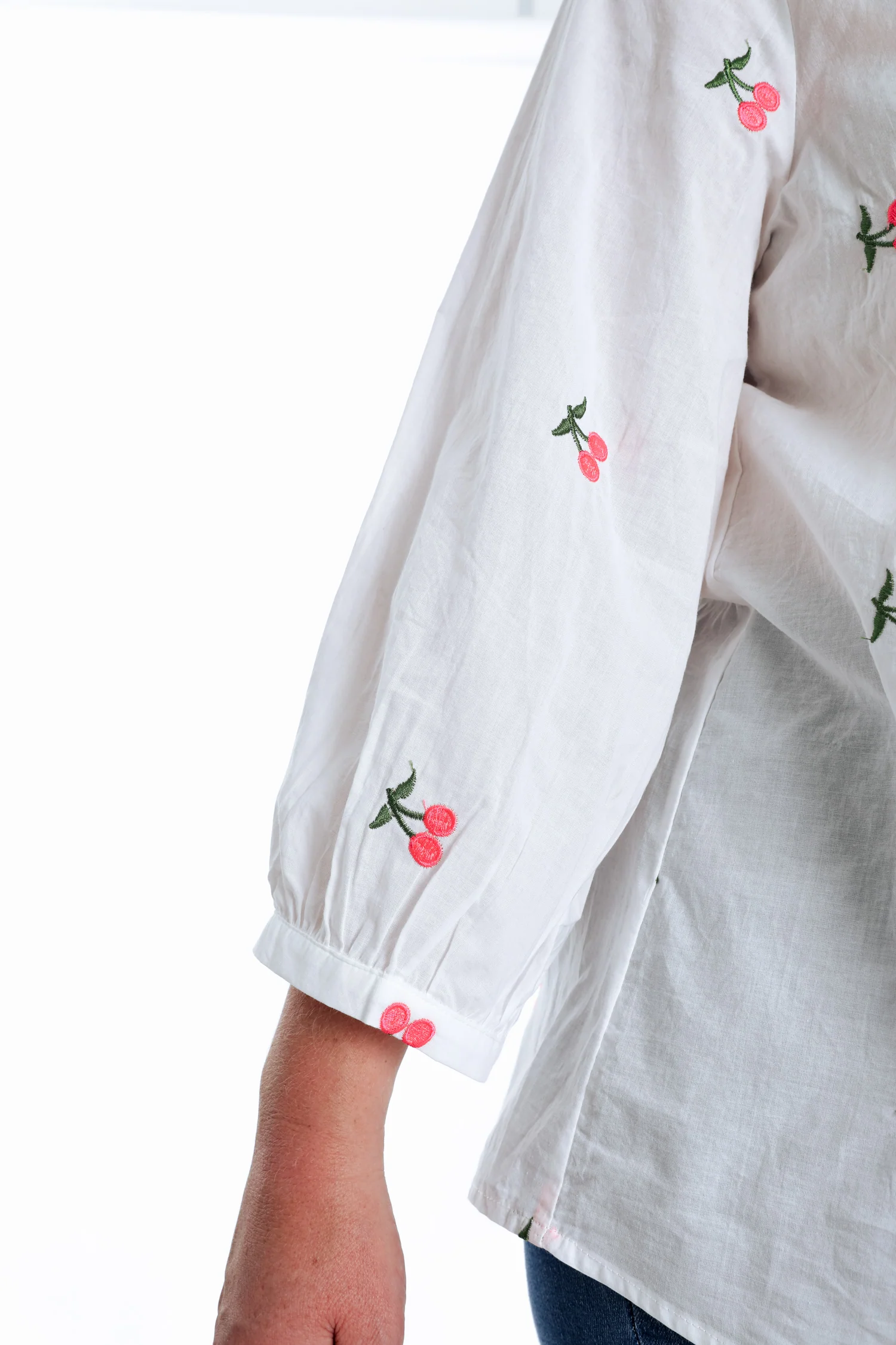 Blouse en coton unie avec broderies cerises - Image 6