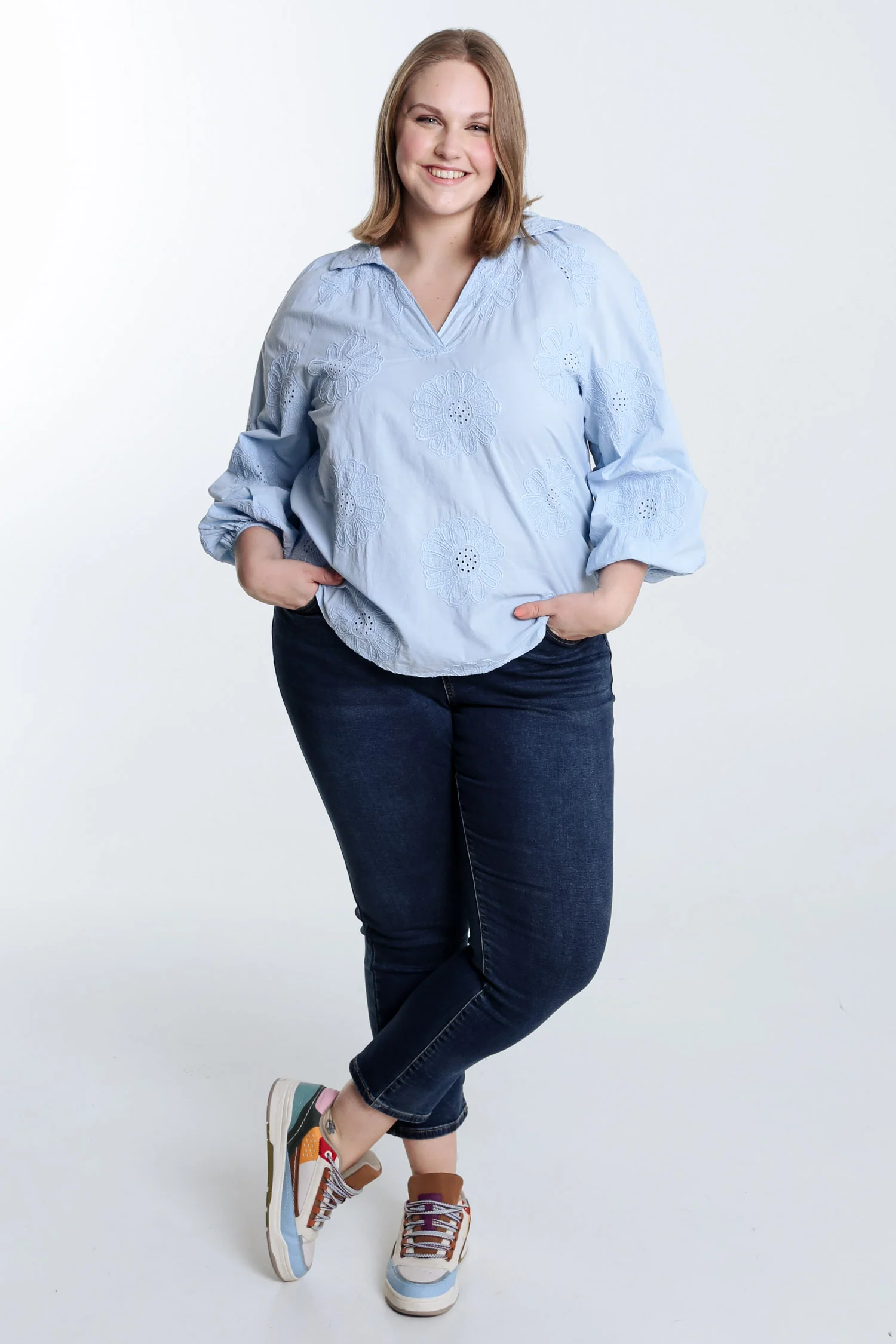 Blouse en coton unie avec fleurs brodées - Image 19