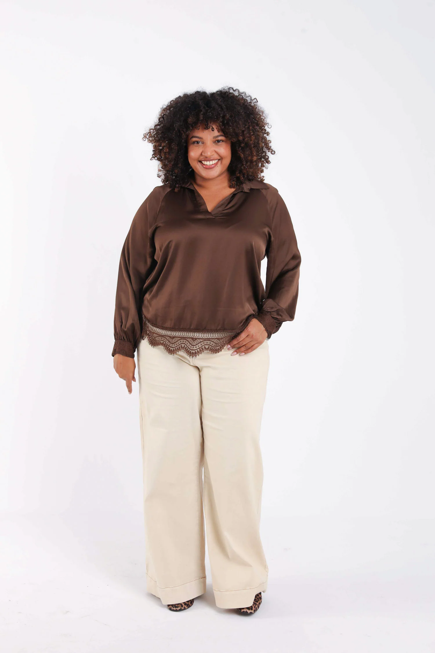 Blouse en viscose effet satiné, unie avec dentelle - Image 7