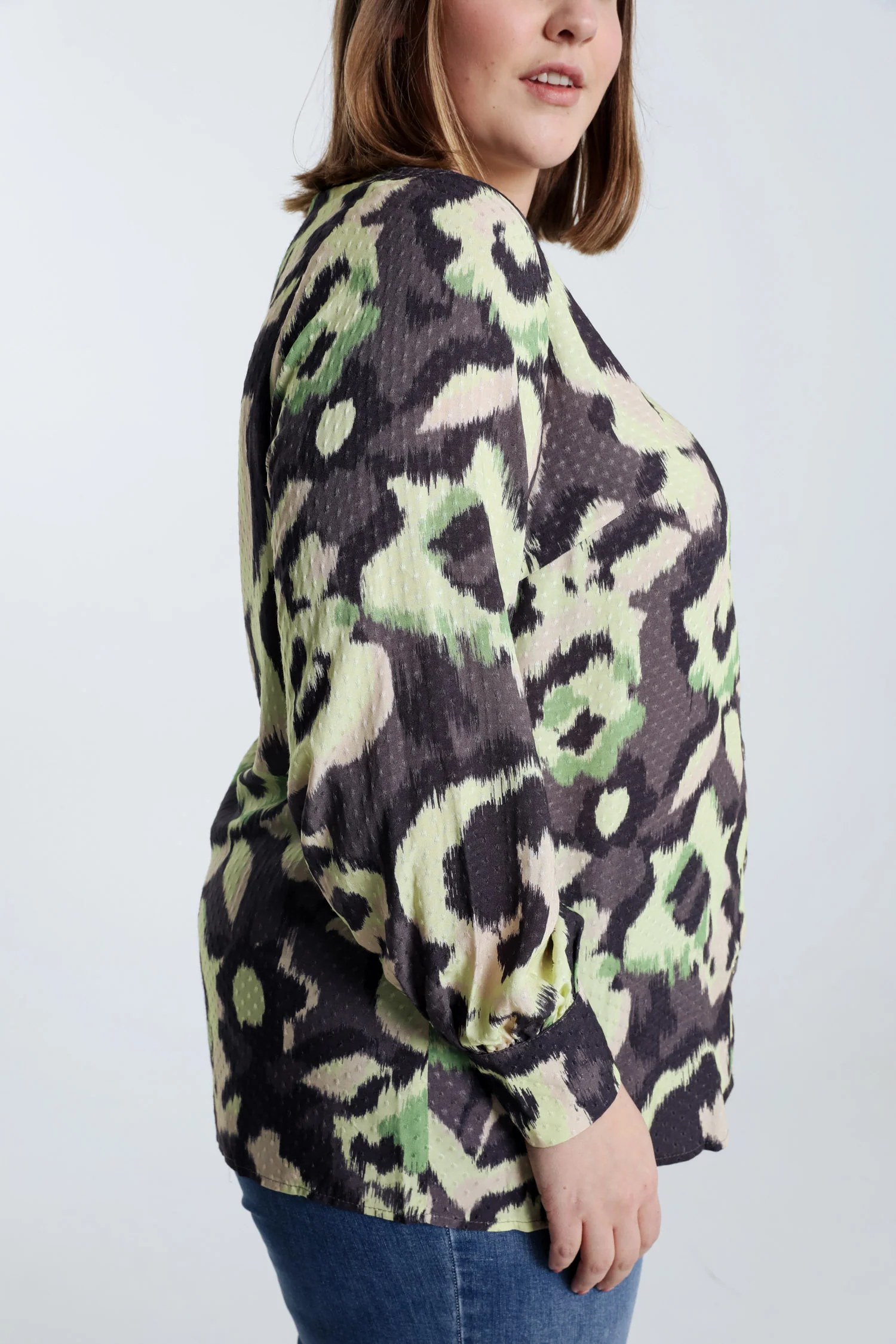 Blouse plumetis en viscose imprimé abstrait - Image 5