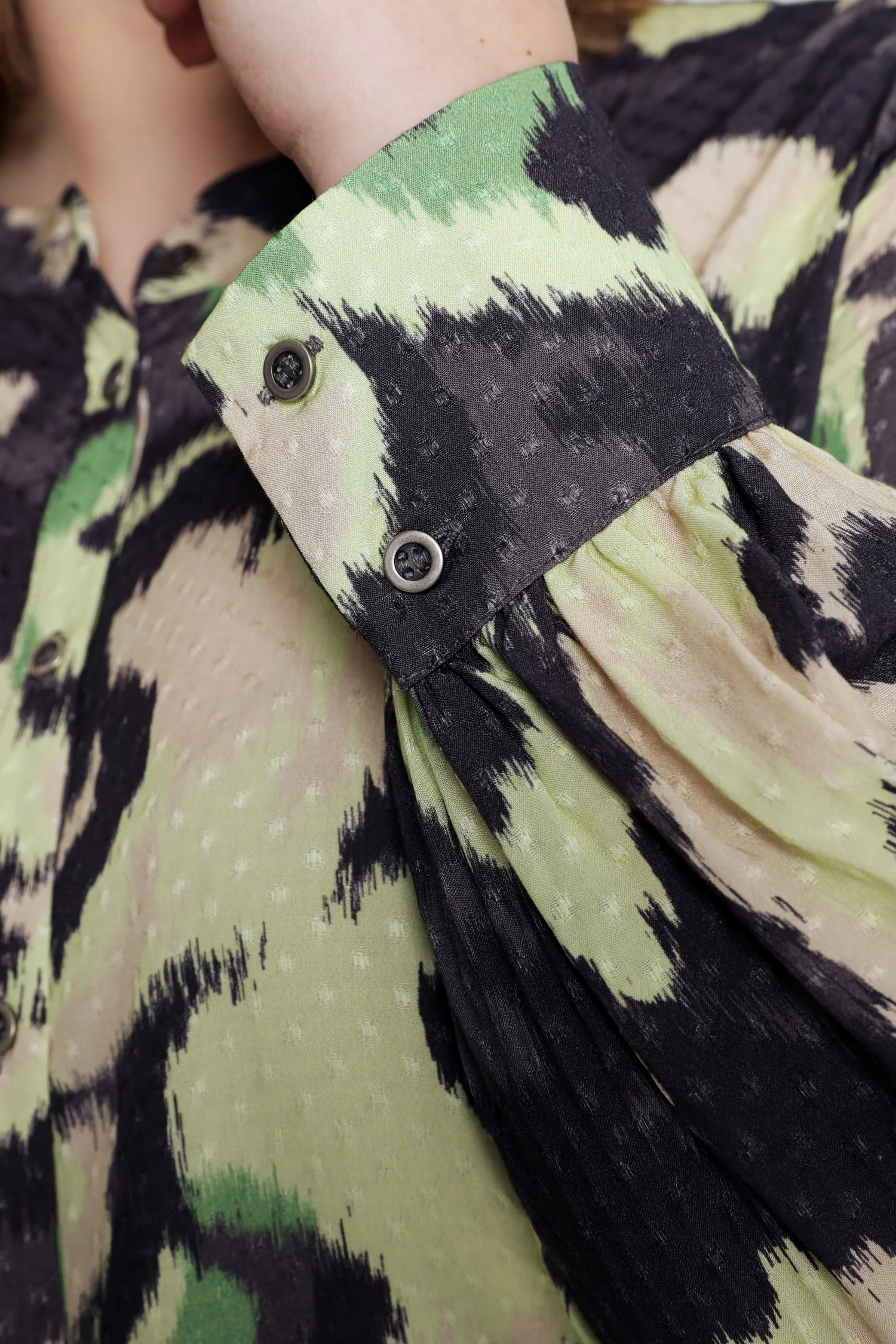 Blouse plumetis en viscose imprimé abstrait - Image 6
