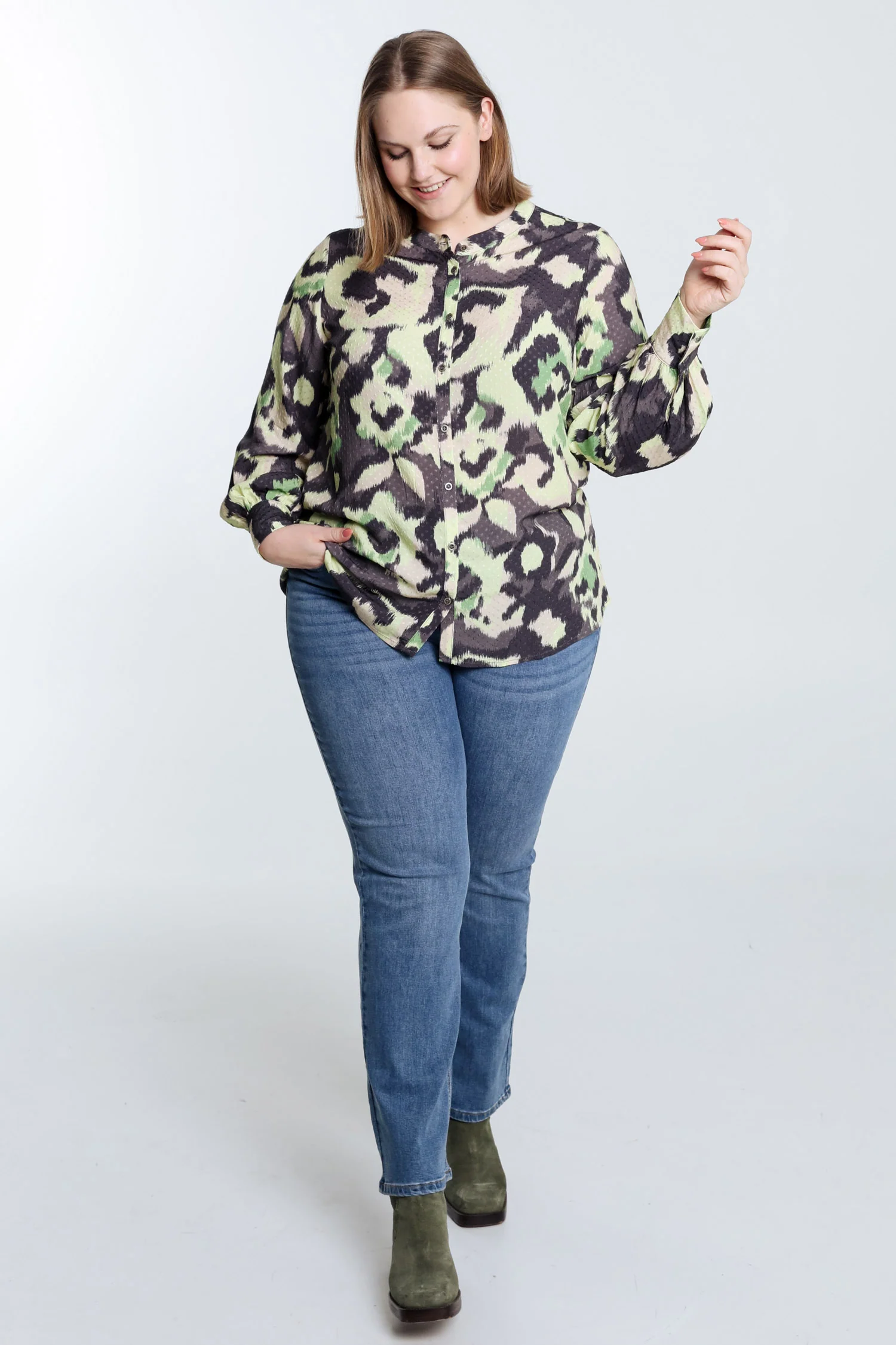 Blouse plumetis en viscose imprimé abstrait - Image 9