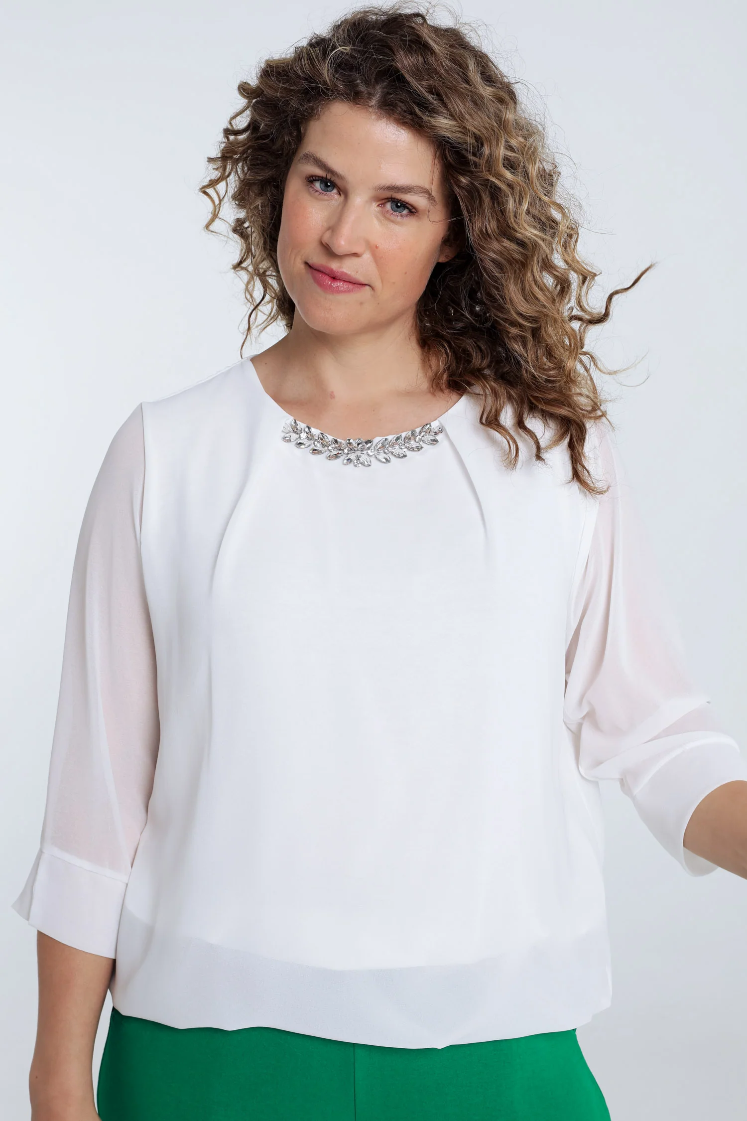 Blouse unie avec bijoux