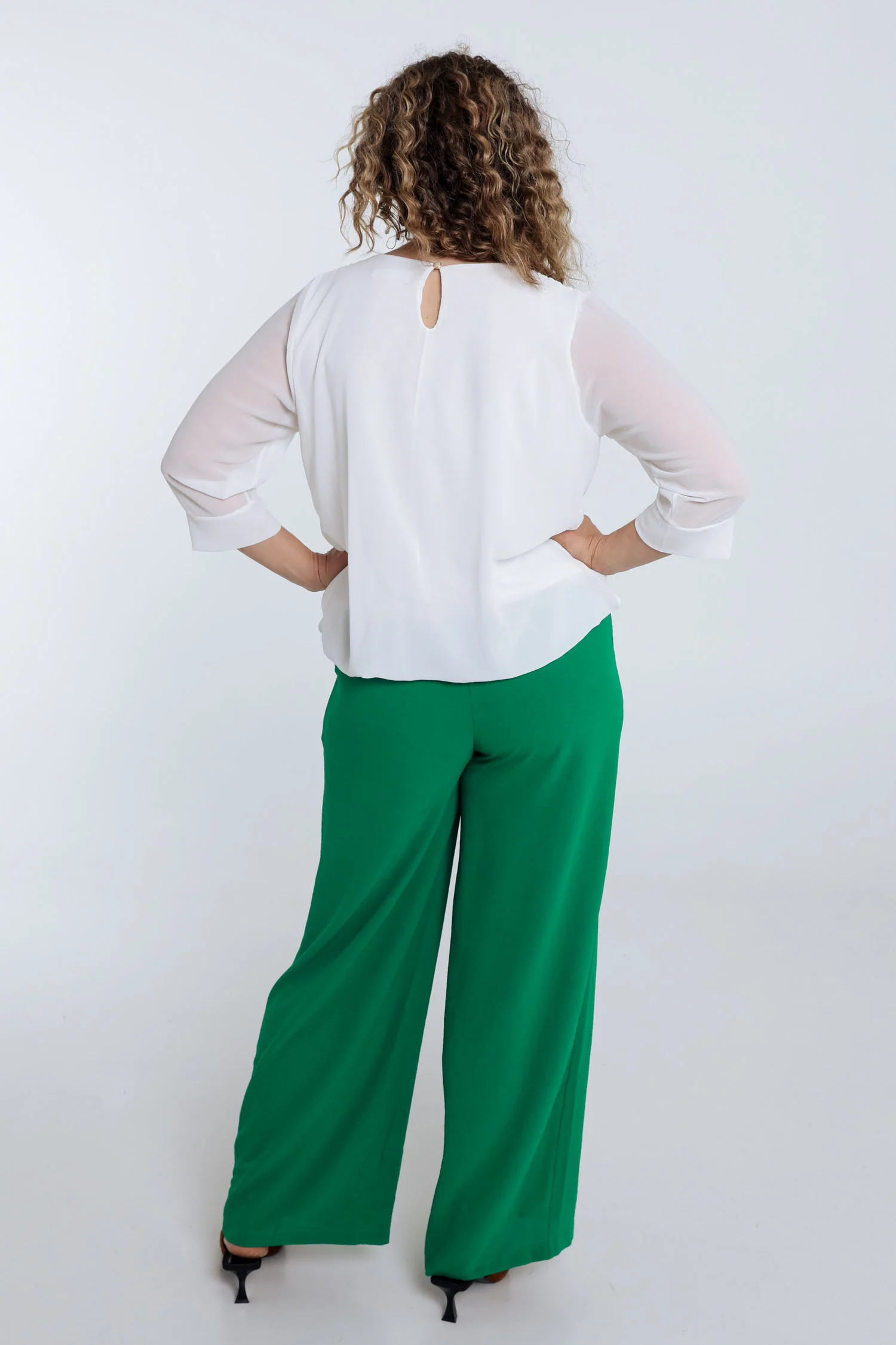 Blouse unie avec bijoux - Image 2