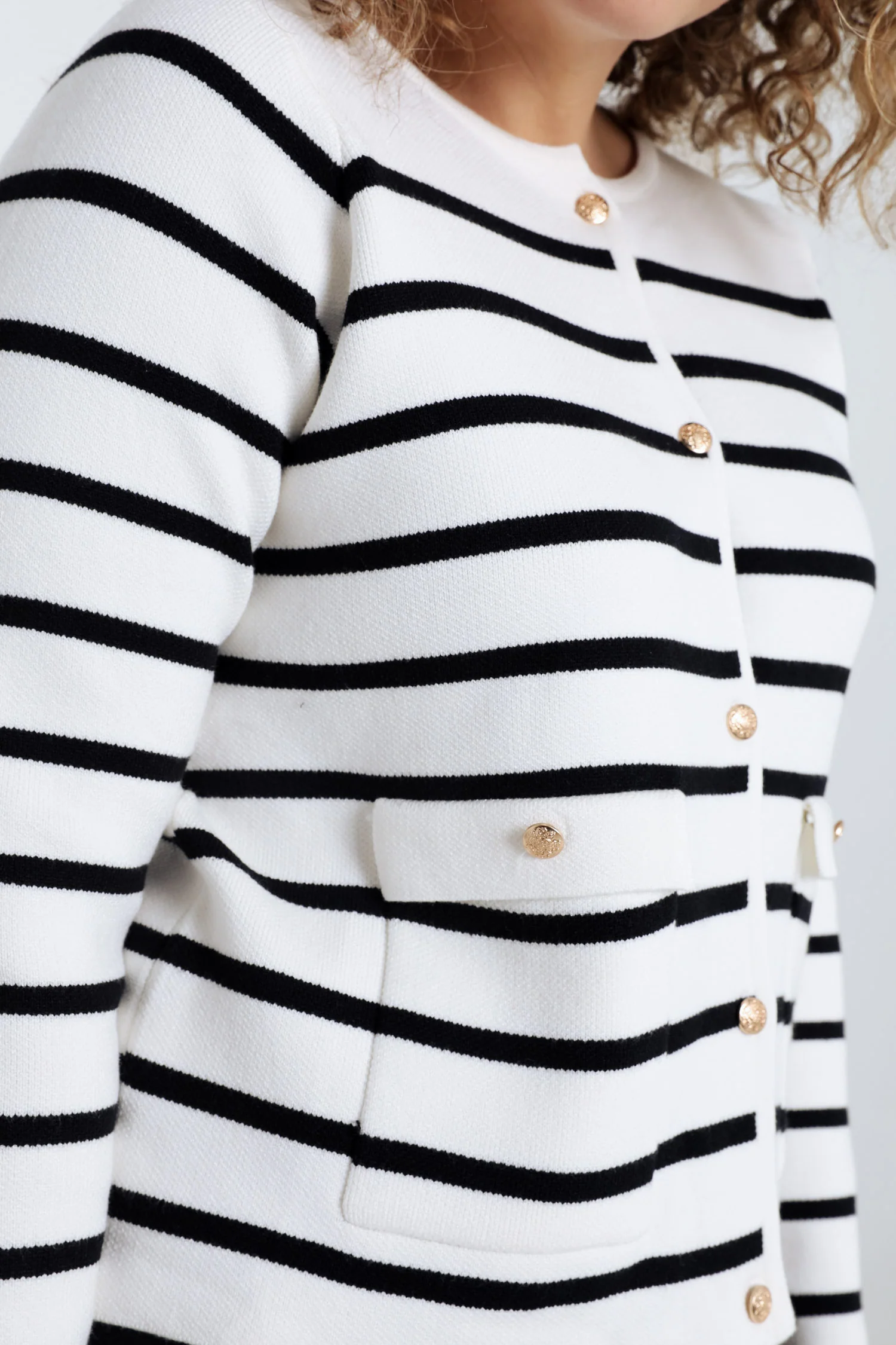 Cardigan rayé avec boutons dorés - Image 4