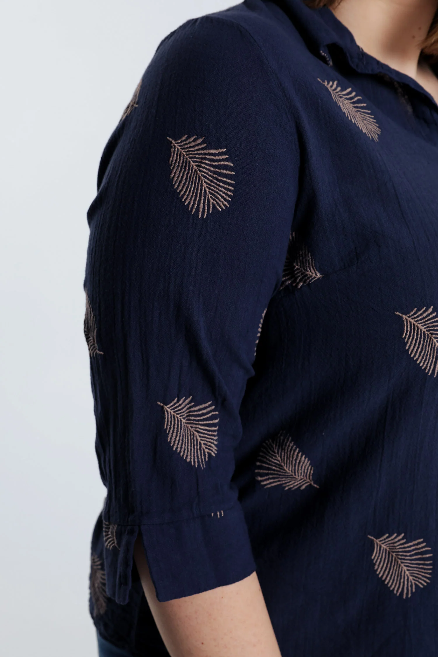 Chemise en coton unie avec feuilles brodées - Image 16