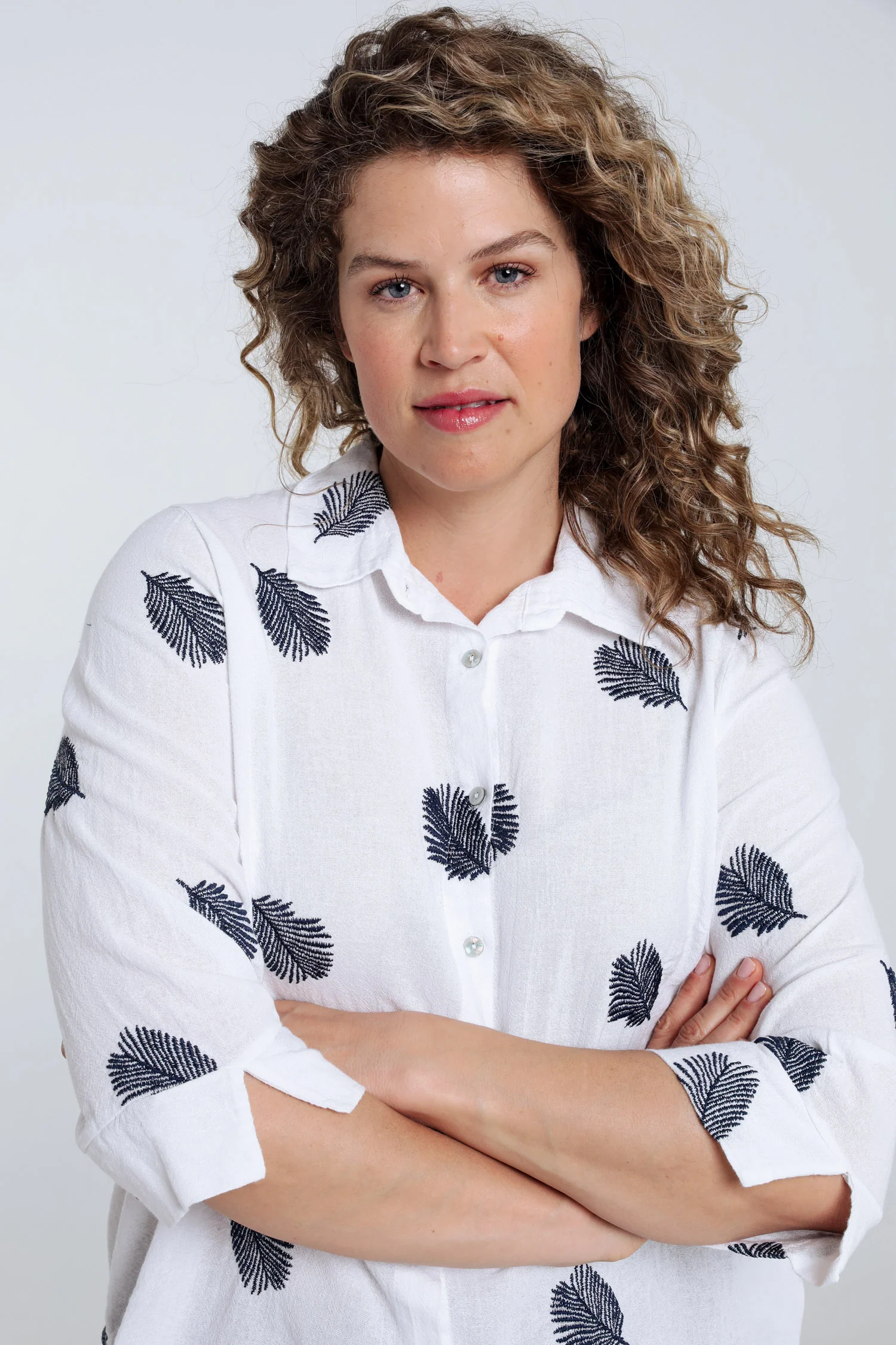 Chemise en coton unie avec feuilles brodées - Image 3
