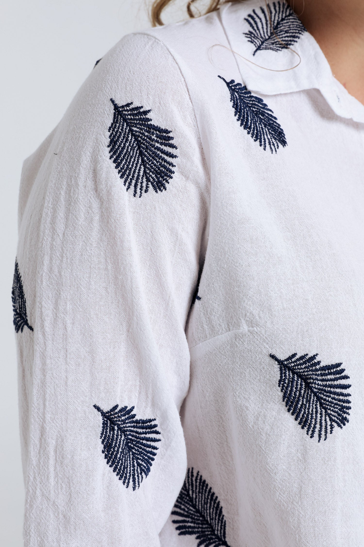 Chemise en coton unie avec feuilles brodées - Image 4