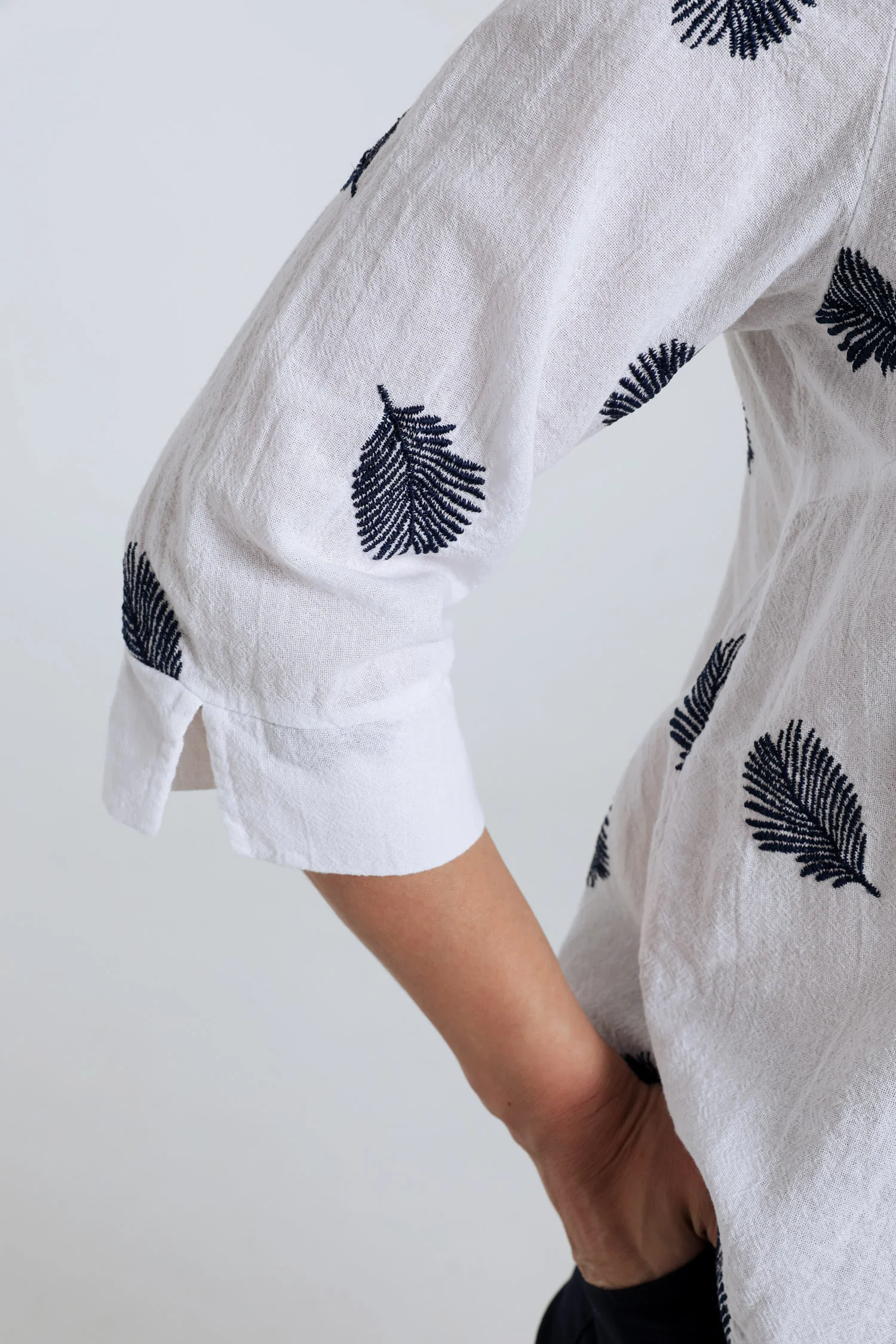 Chemise en coton unie avec feuilles brodées - Image 5