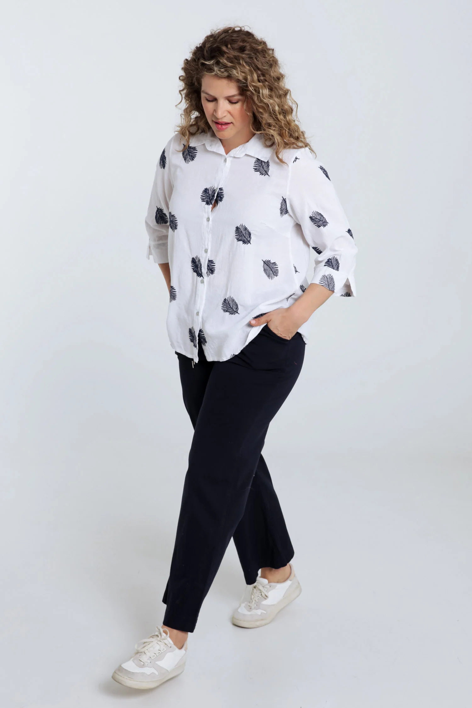 Chemise en coton unie avec feuilles brodées - Image 7