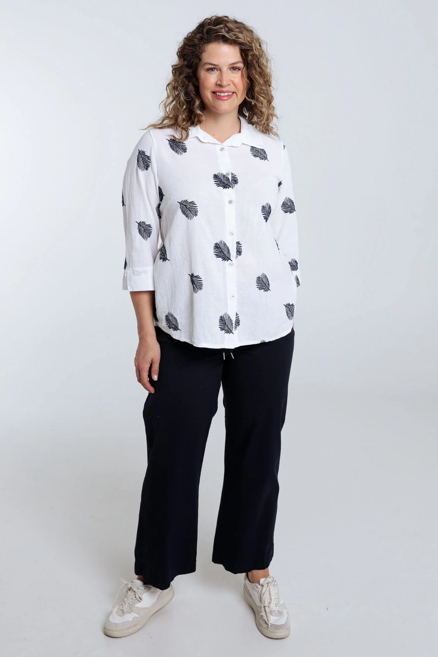 Chemise en coton unie avec feuilles brodées - Image 9