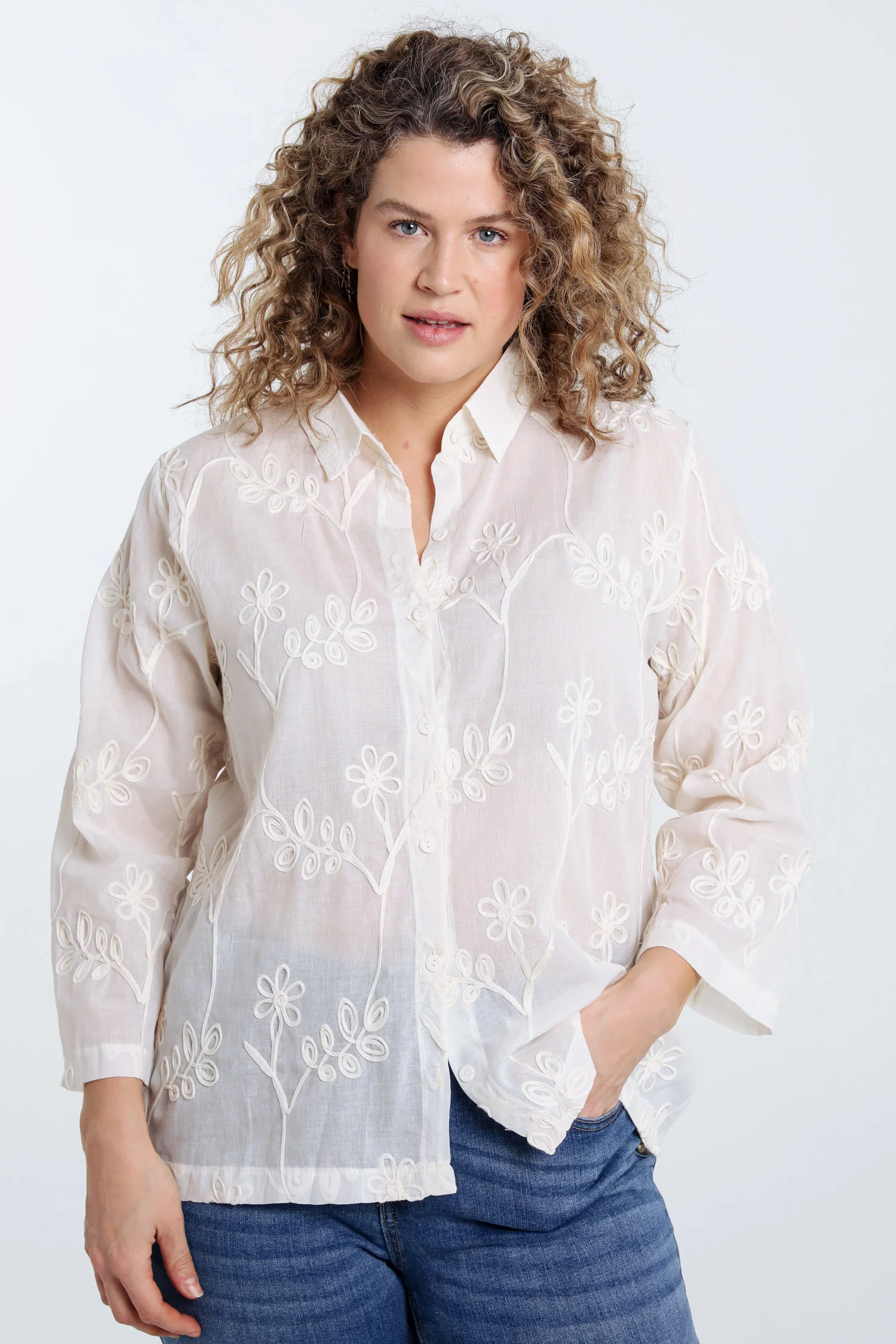 Chemise en coton unie avec fleurs brodées