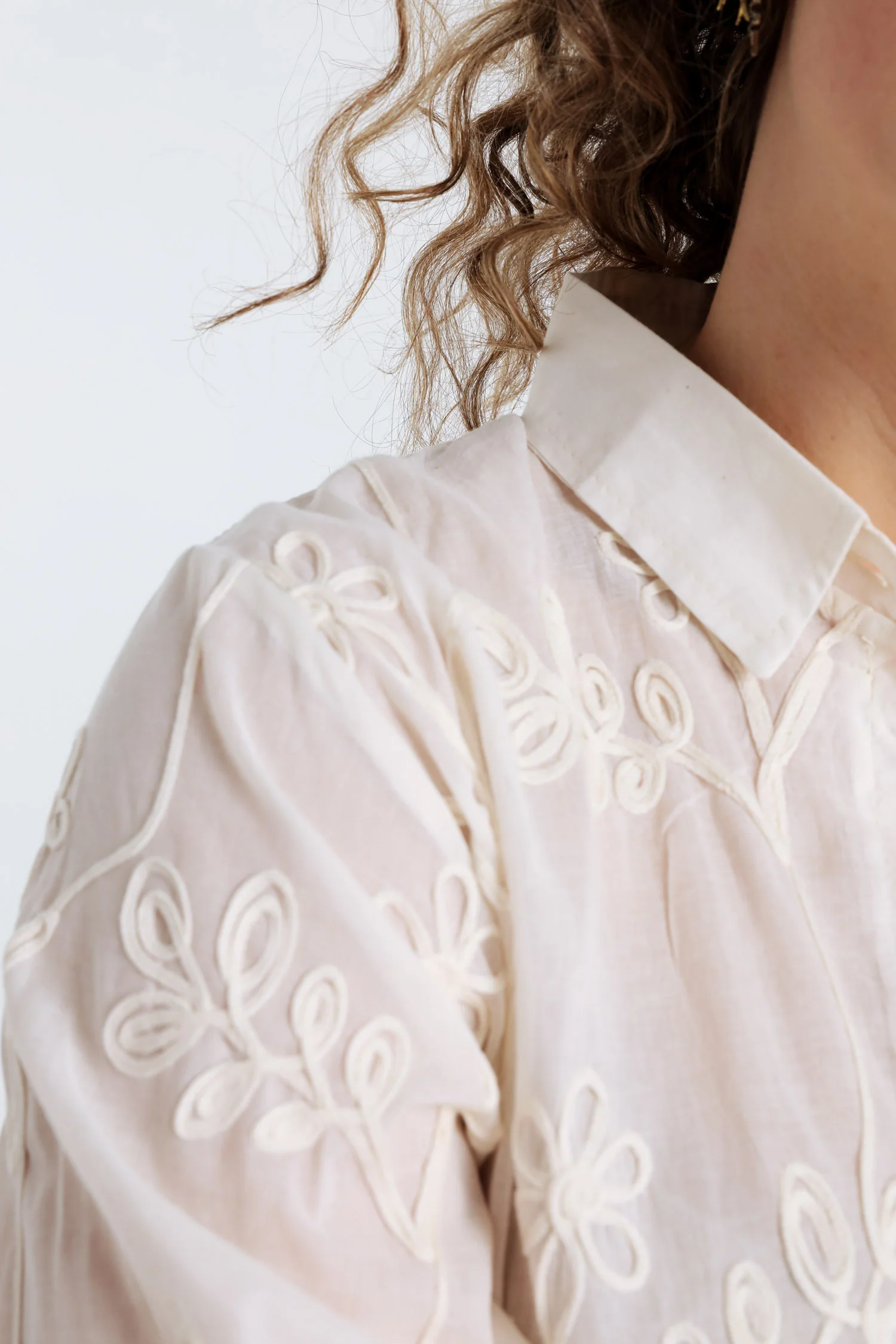 Chemise en coton unie avec fleurs brodées - Image 6