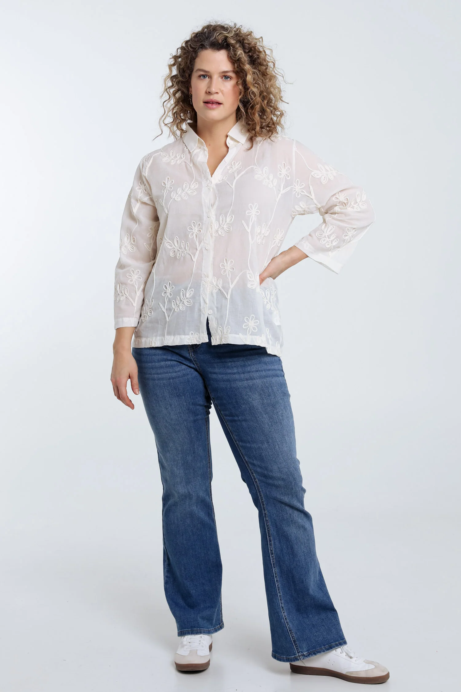 Chemise en coton unie avec fleurs brodées - Image 7
