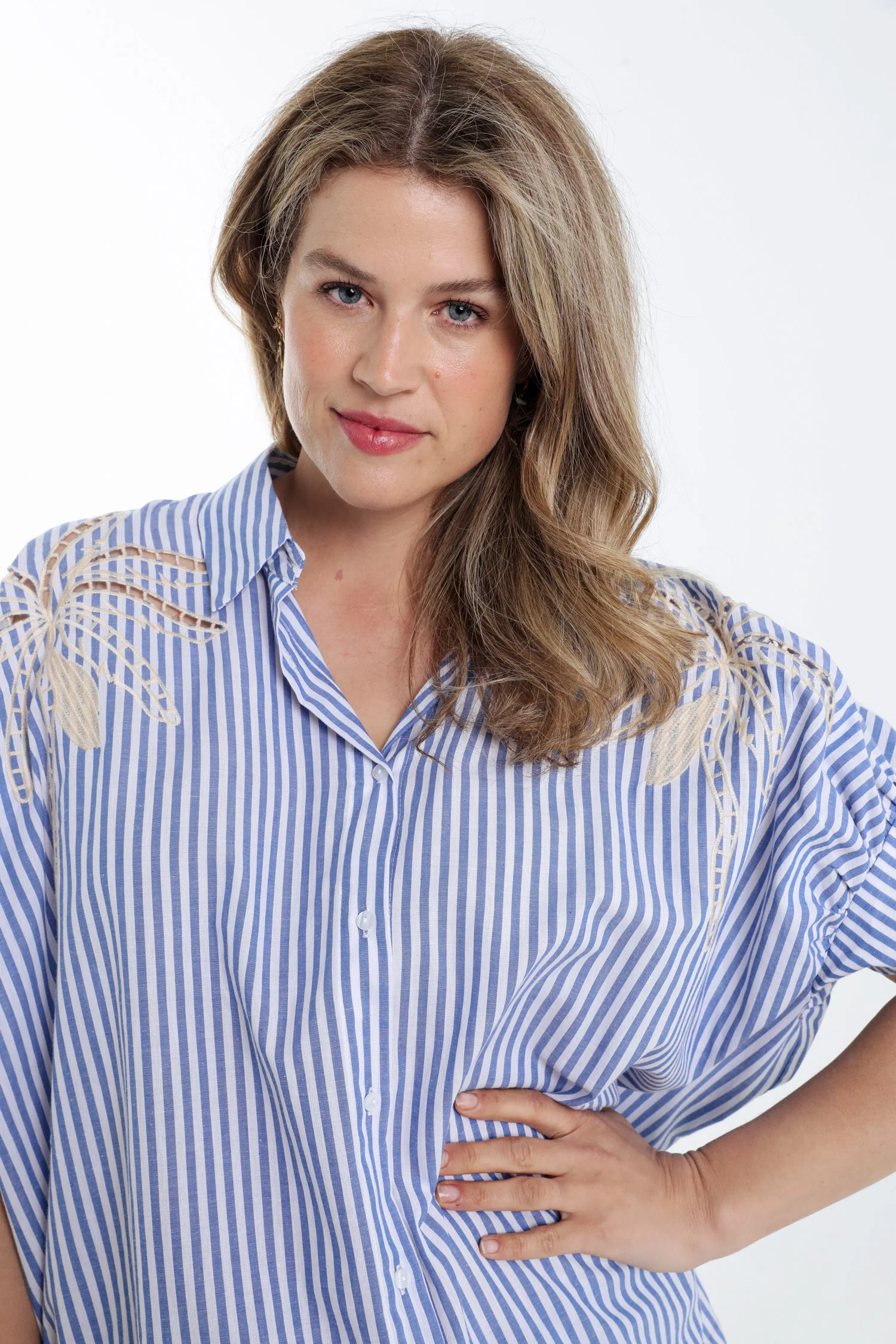 Chemise oversize rayée en coton avec broderies - Image 4