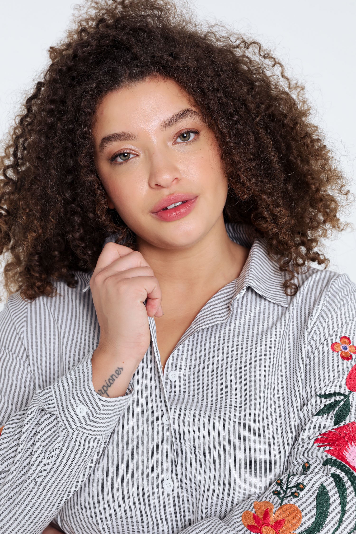 Chemise rayée avec manches brodées - Image 3