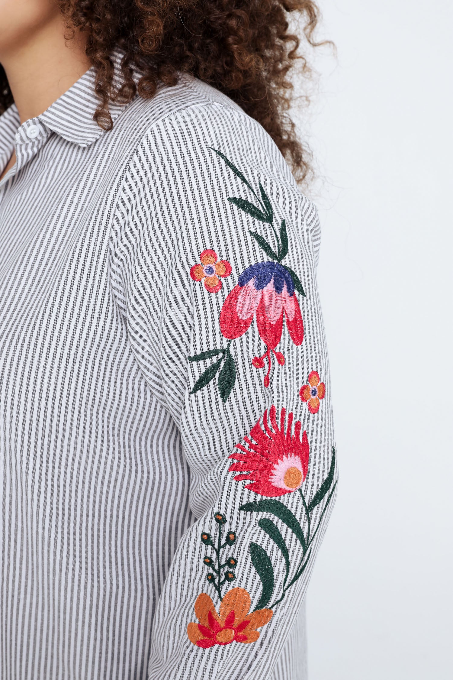 Chemise rayée avec manches brodées - Image 4