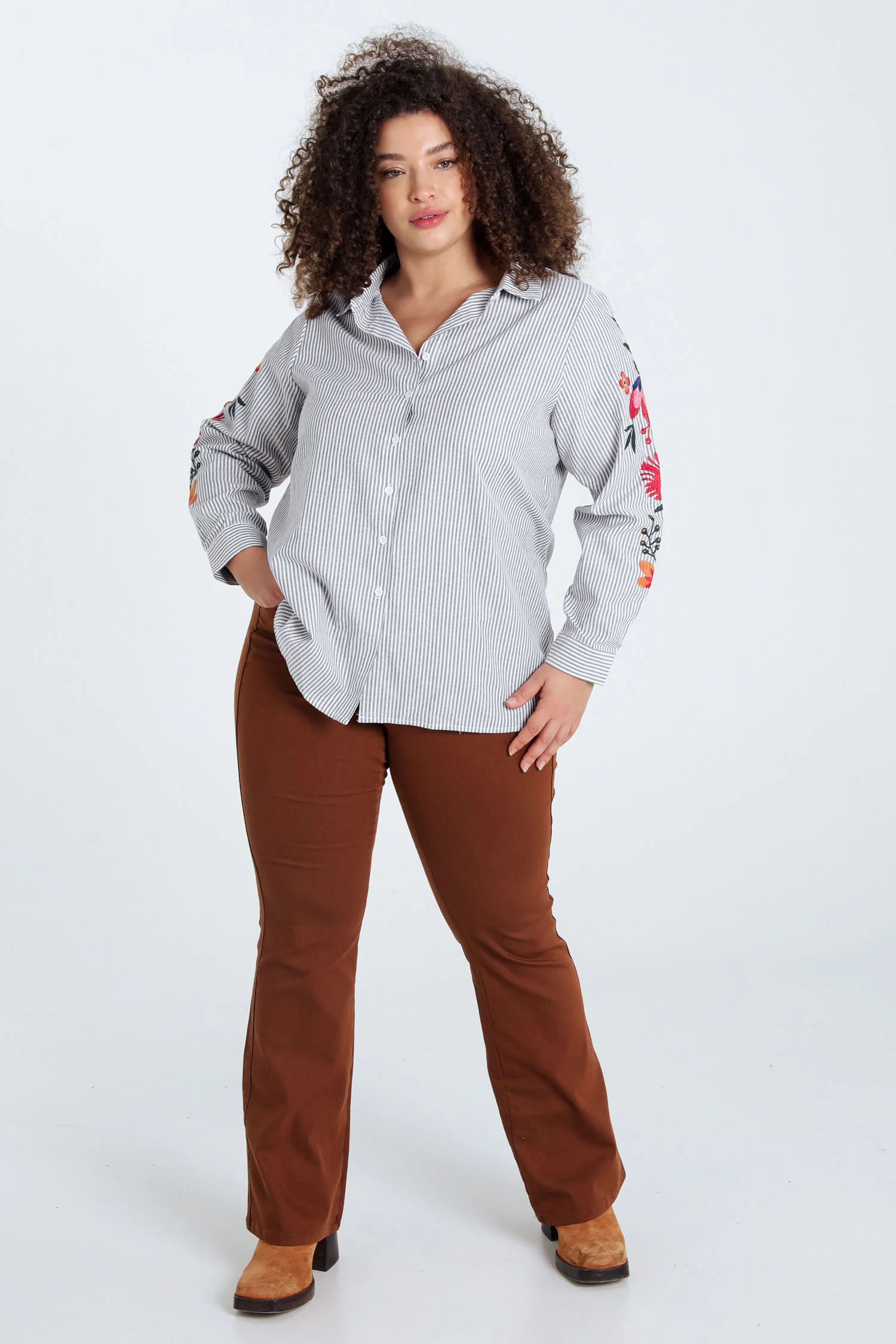 Chemise rayée avec manches brodées - Image 7