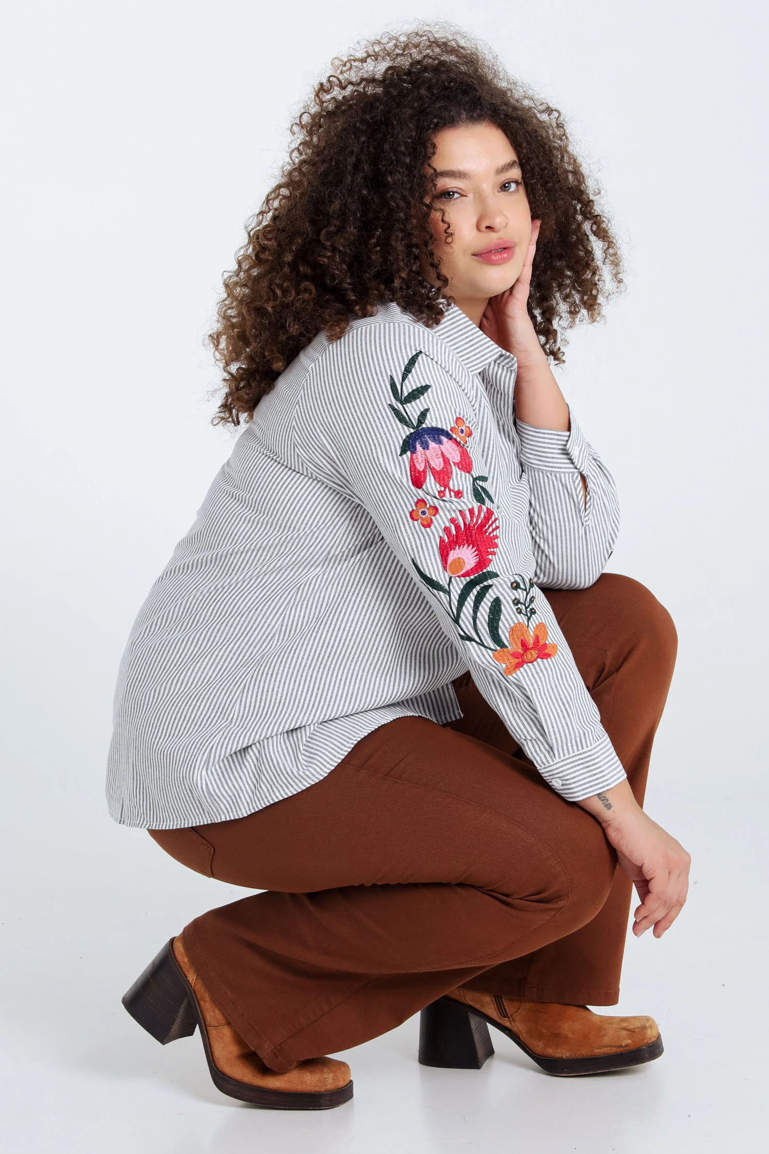Chemise rayée avec manches brodées - Image 8