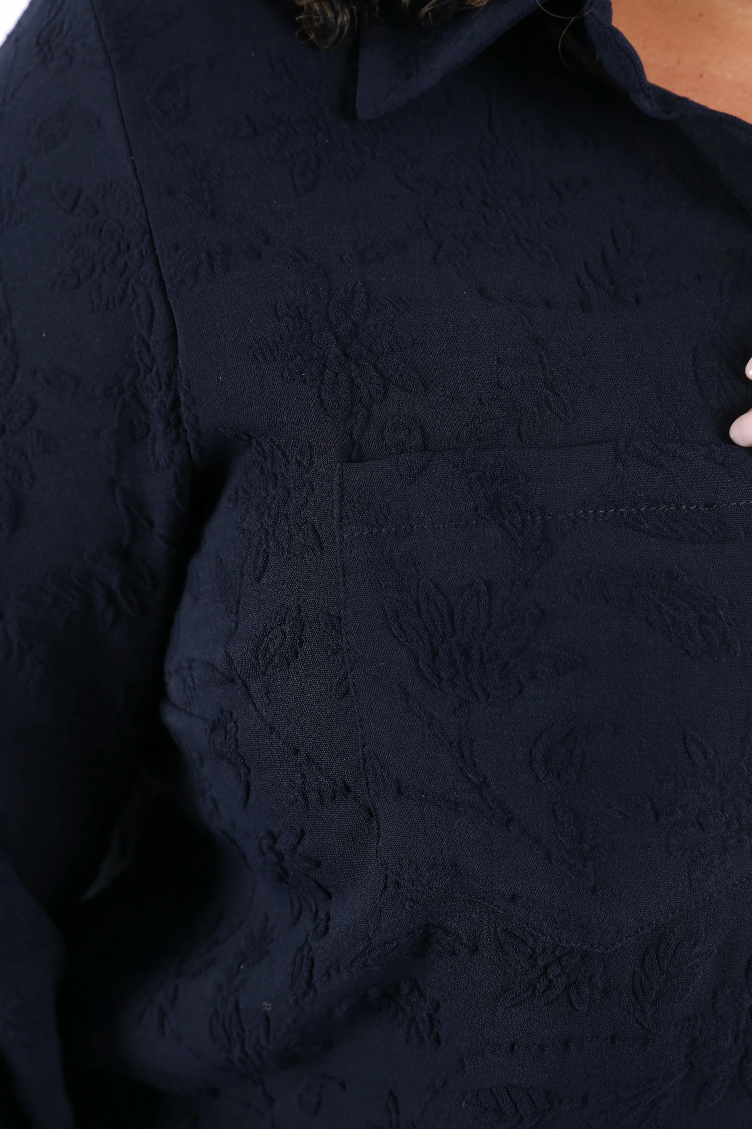 Chemise unie avec motif fleurs en relief - Image 6