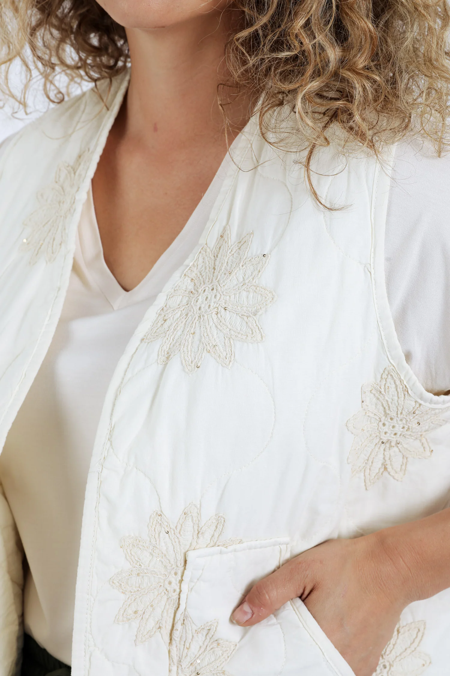 Gilet matelassé avec broderies florales - Image 3