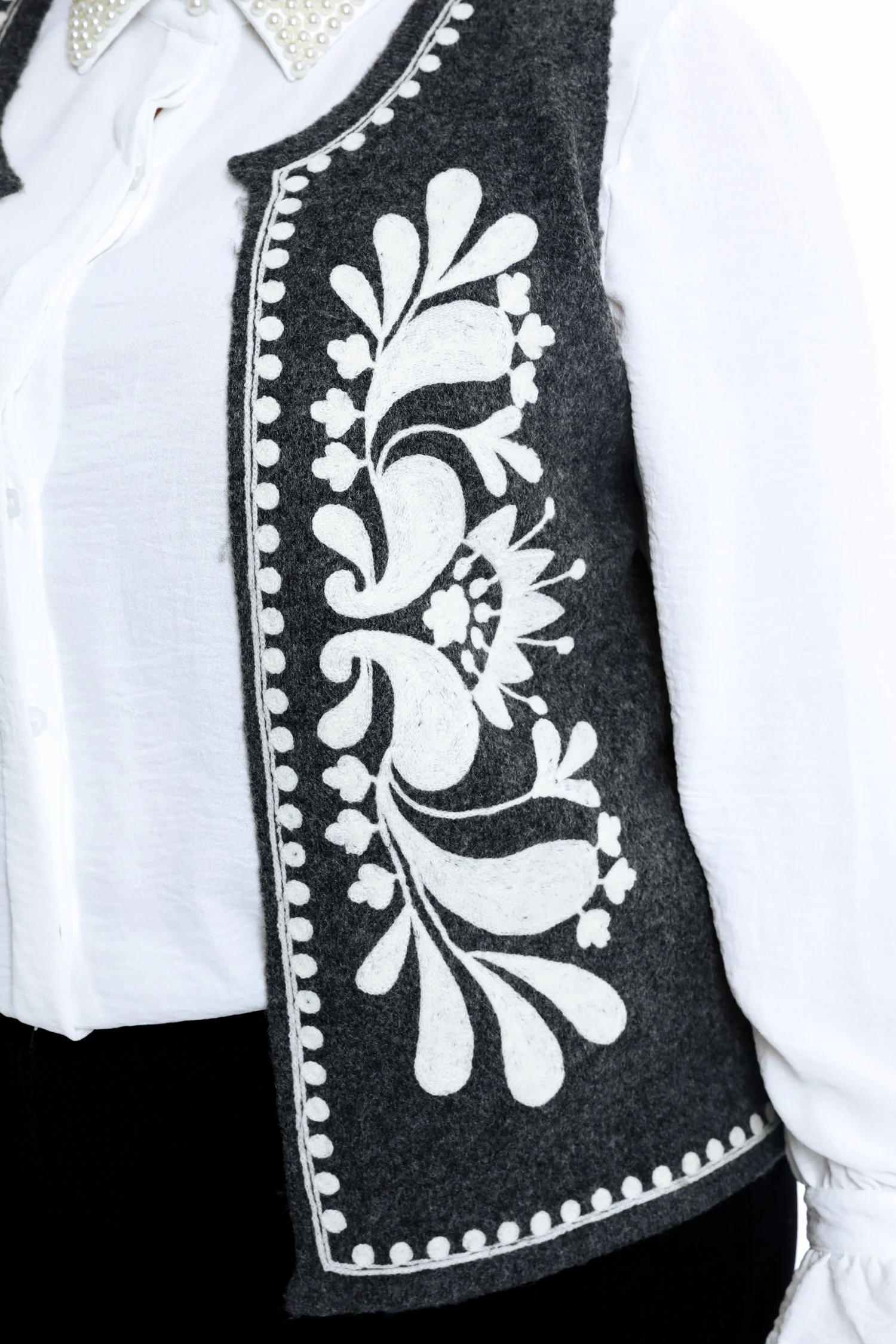 Gilet sans manches uni avec broderies - Image 4