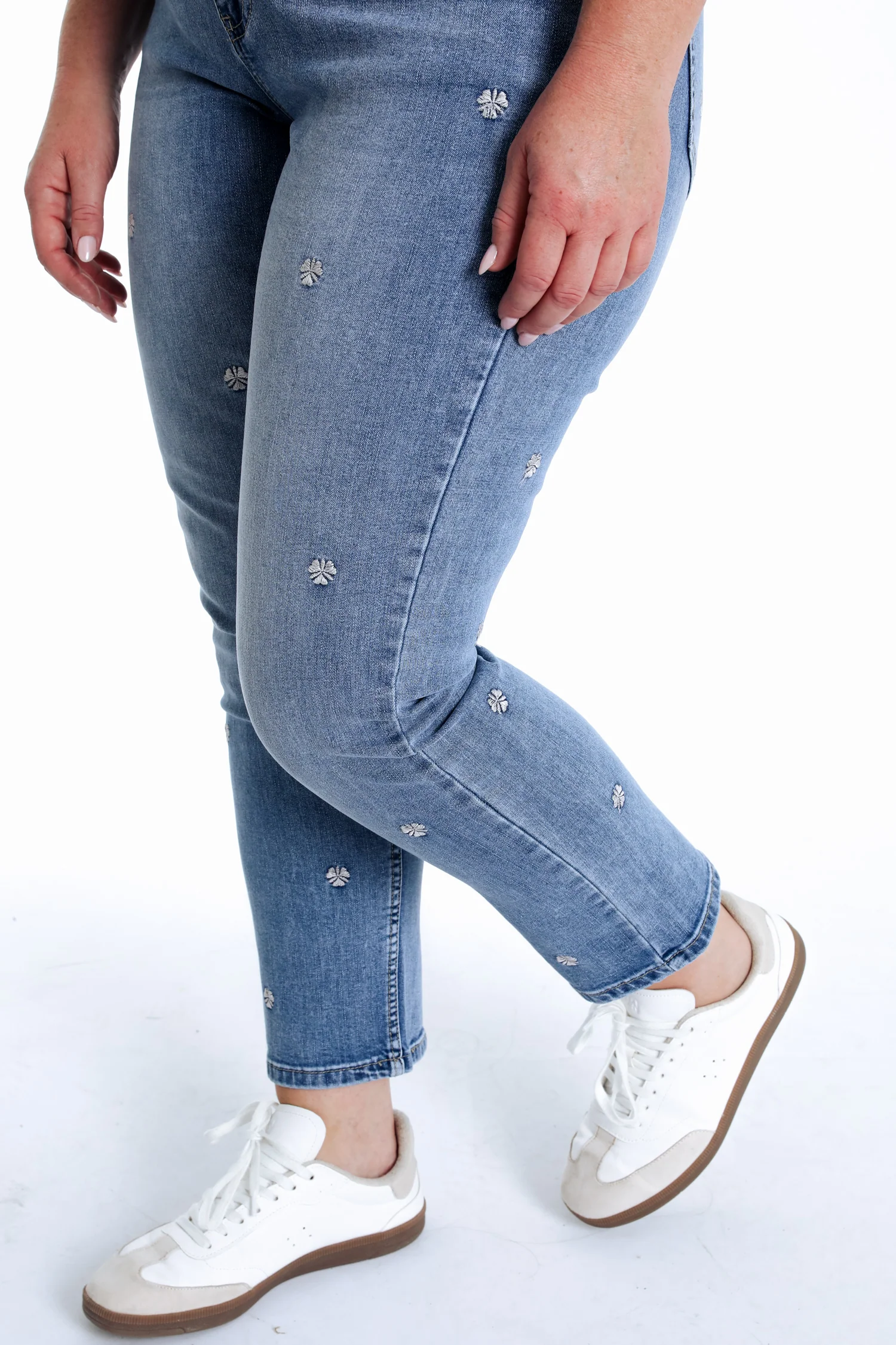 Jeans slim Louise 7/8 avec broderies trèfles - Image 4