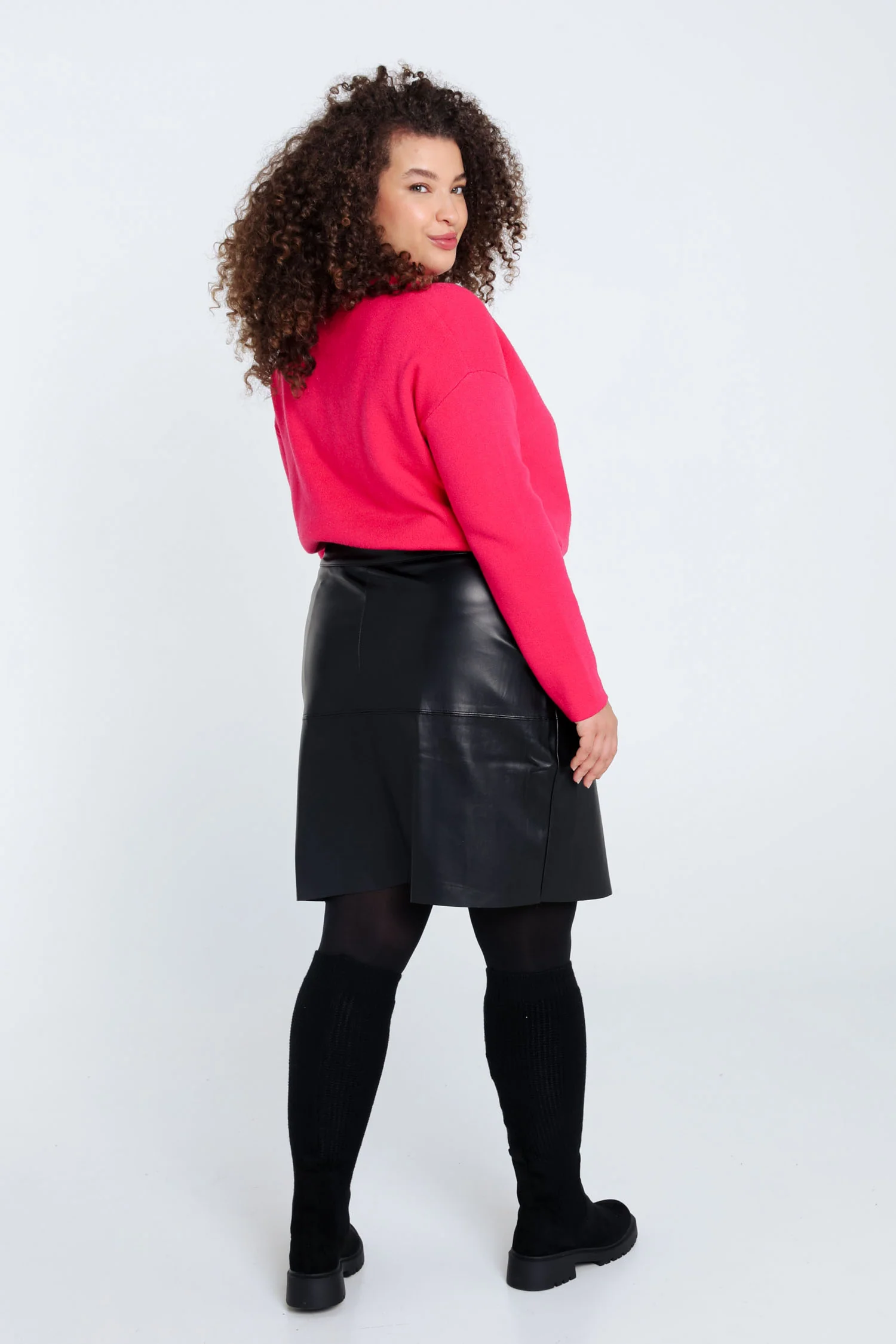 Jupe courte en faux cuir unie - Image 2