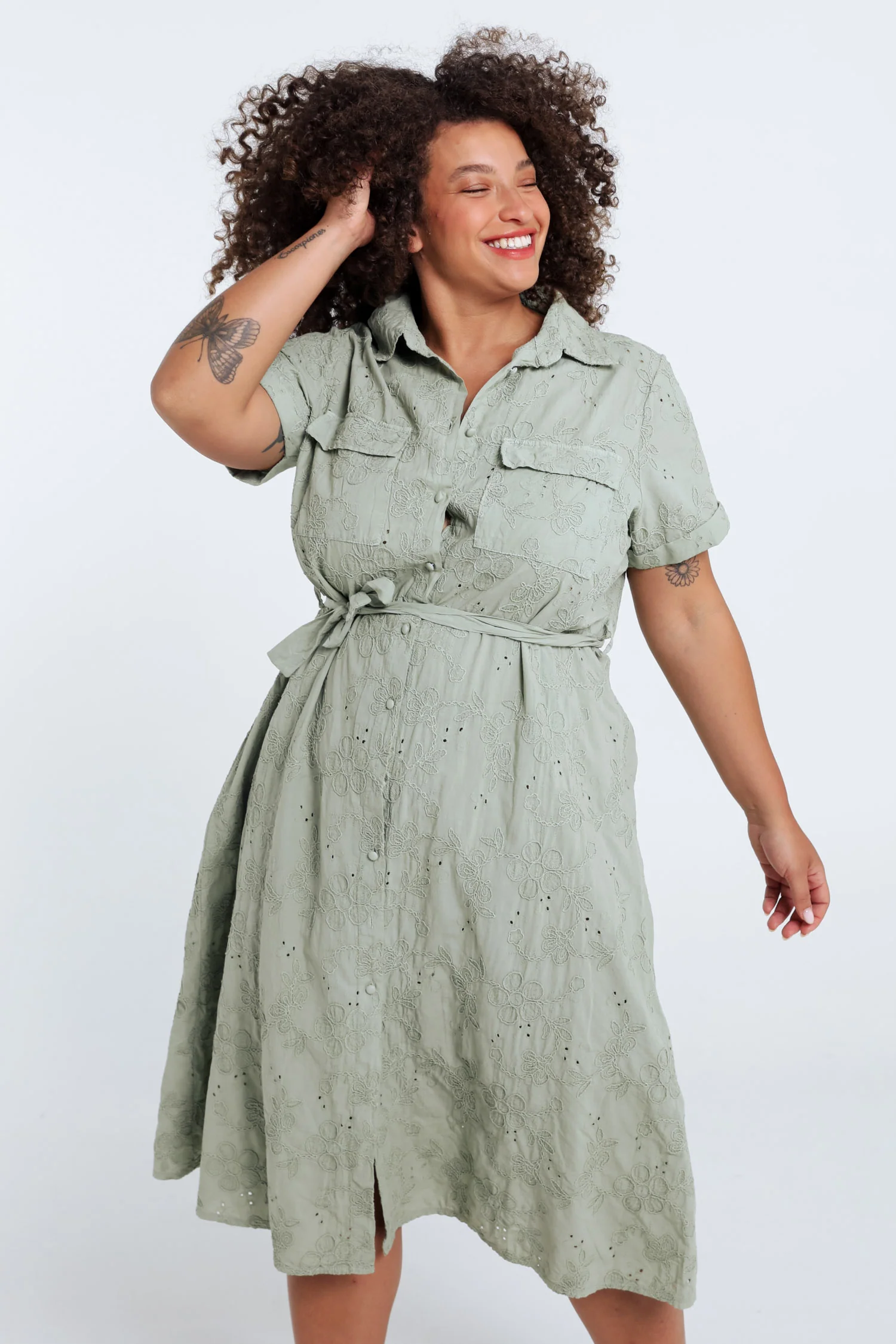 Longue robe chemise en coton unie et brodée