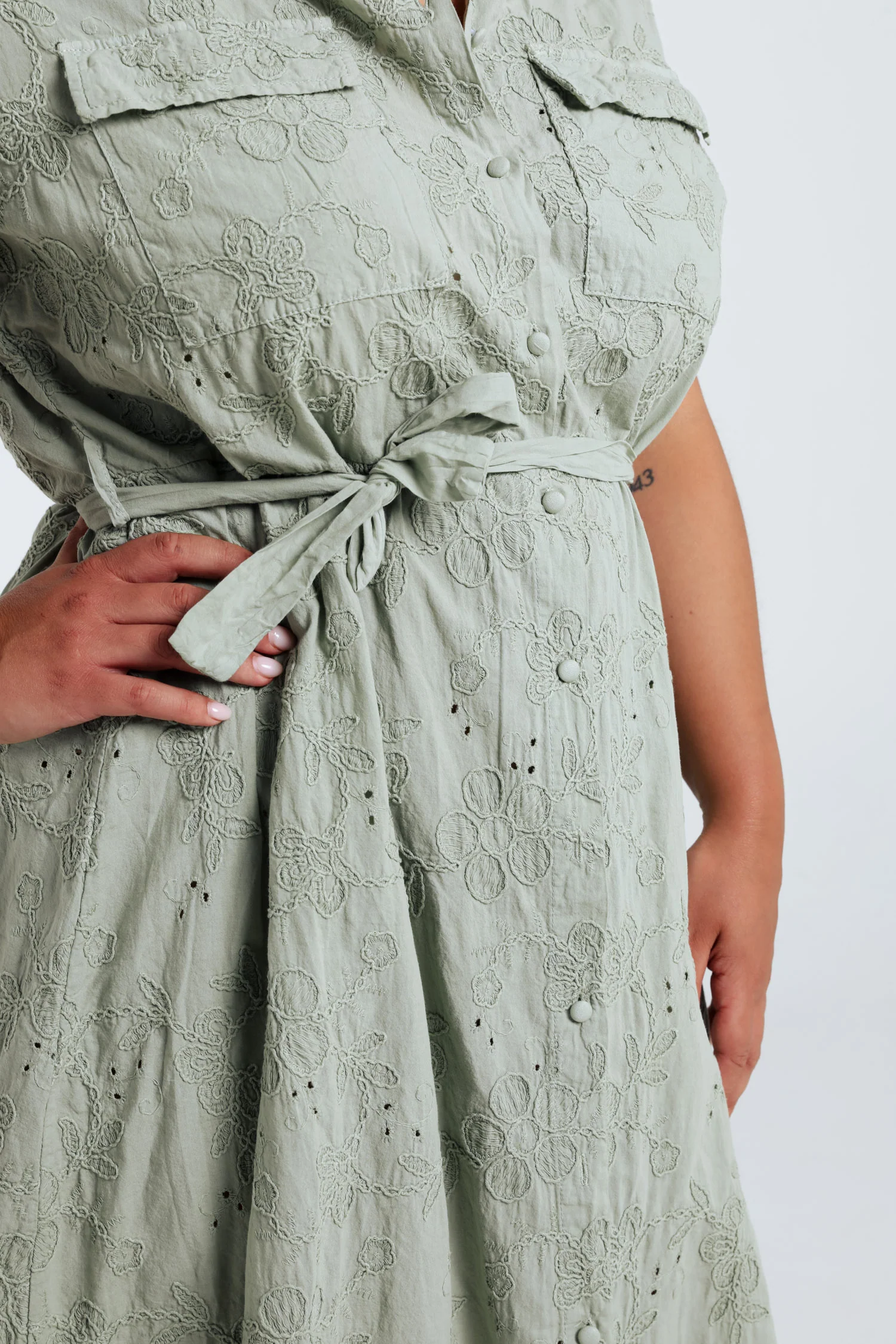Longue robe chemise en coton unie et brodée - Image 5