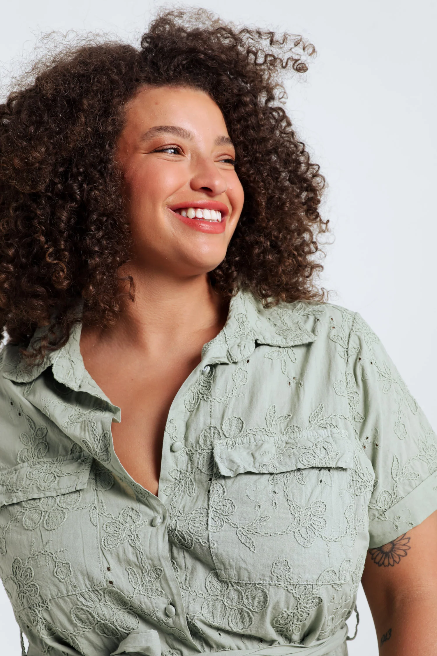 Longue robe chemise en coton unie et brodée - Image 6