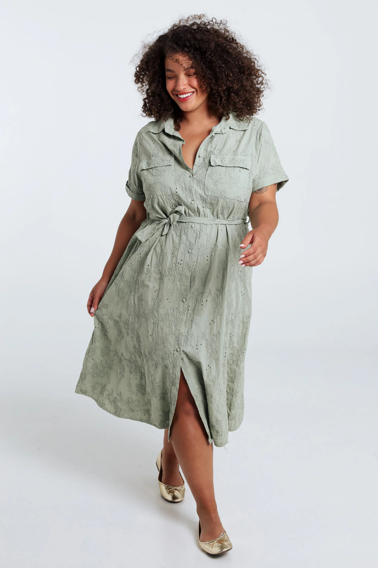 Longue robe chemise en coton unie et brodée - Image 8