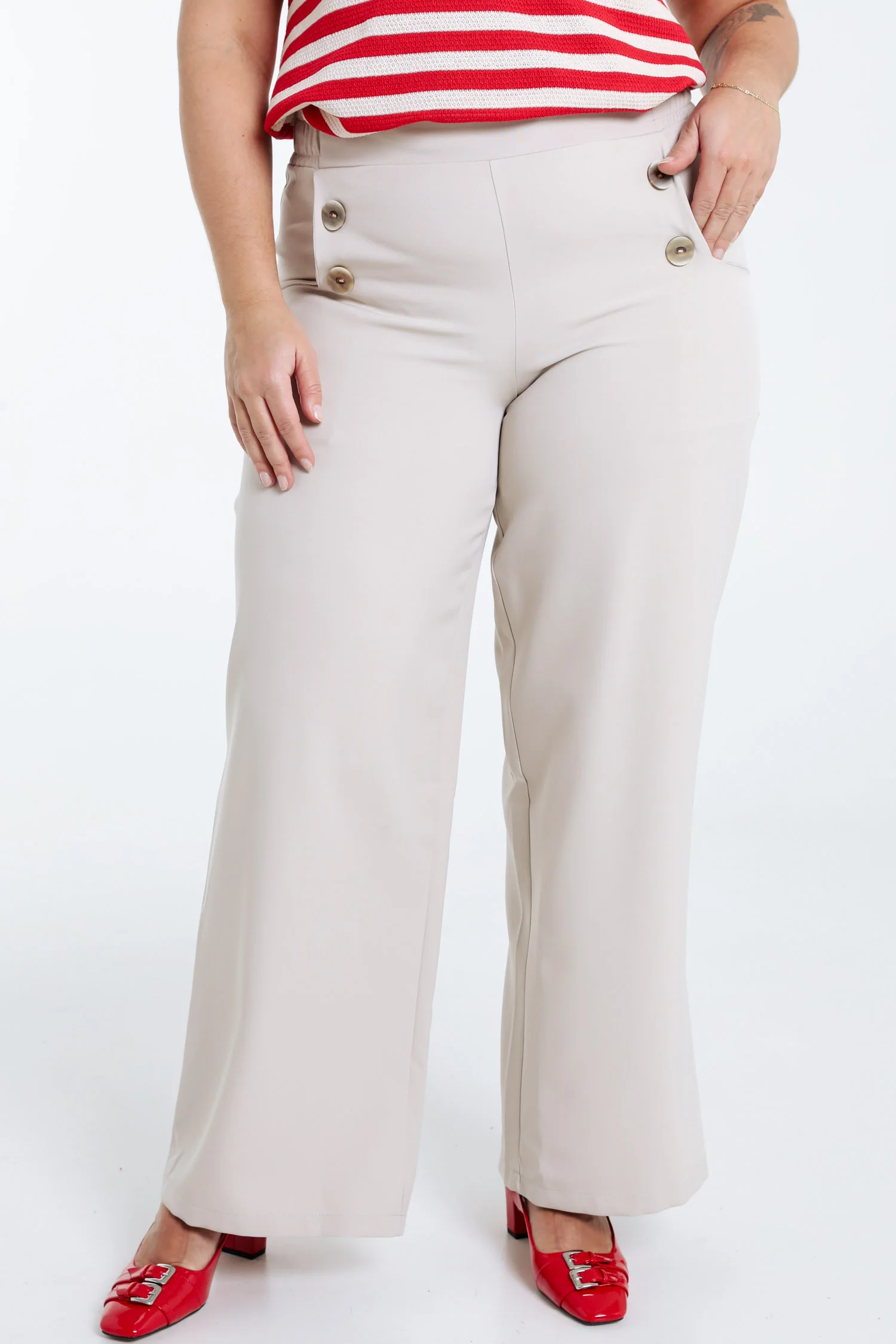 Pantalon 7/8 avec boutons décoratifs