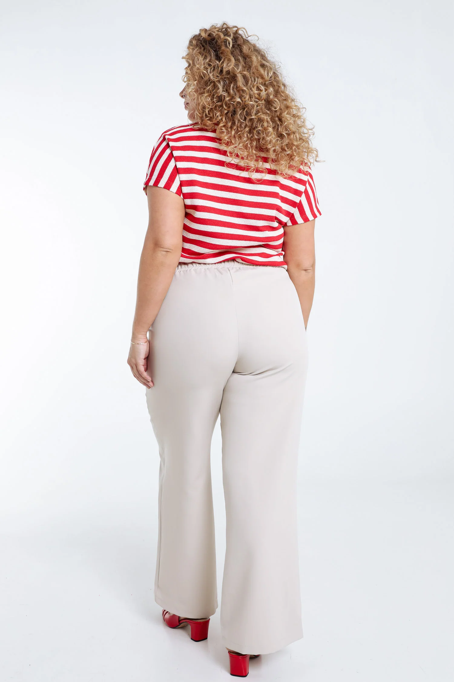 Pantalon 7/8 avec boutons décoratifs - Image 2