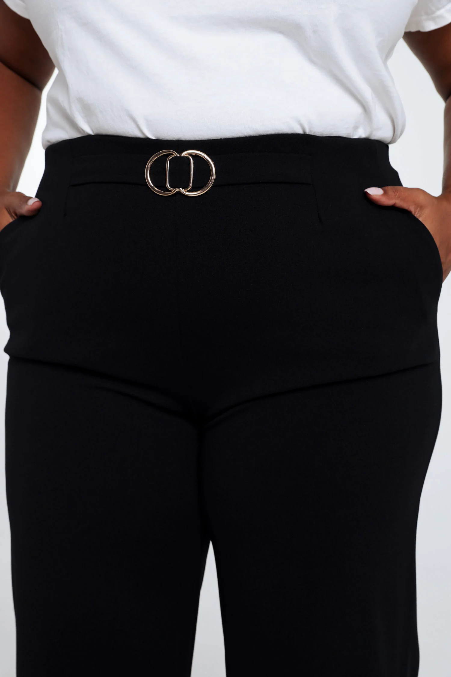 Pantalon droit avec boucle dorée - Image 4