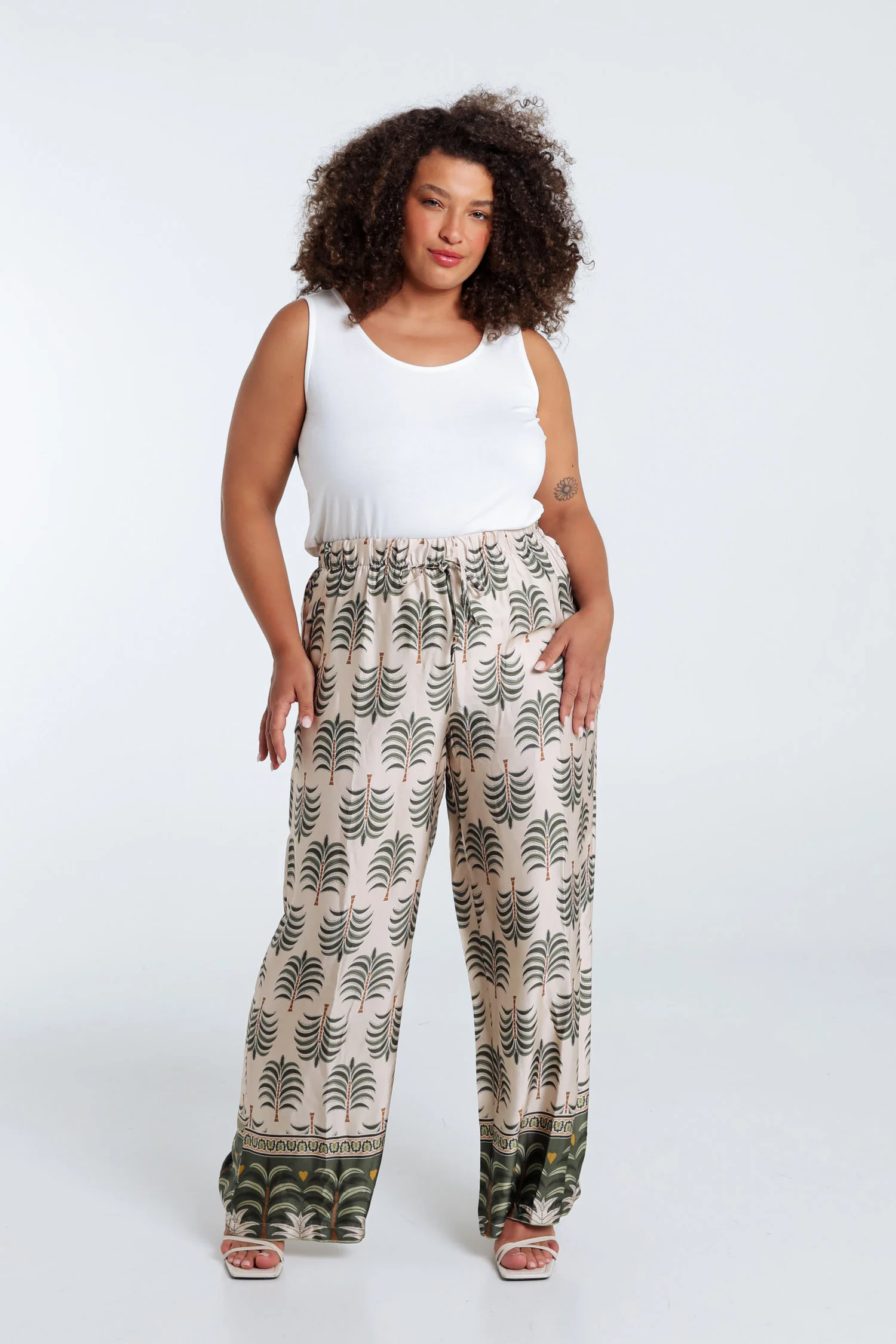 Pantalon effet satin imprimé palmier - Image 8