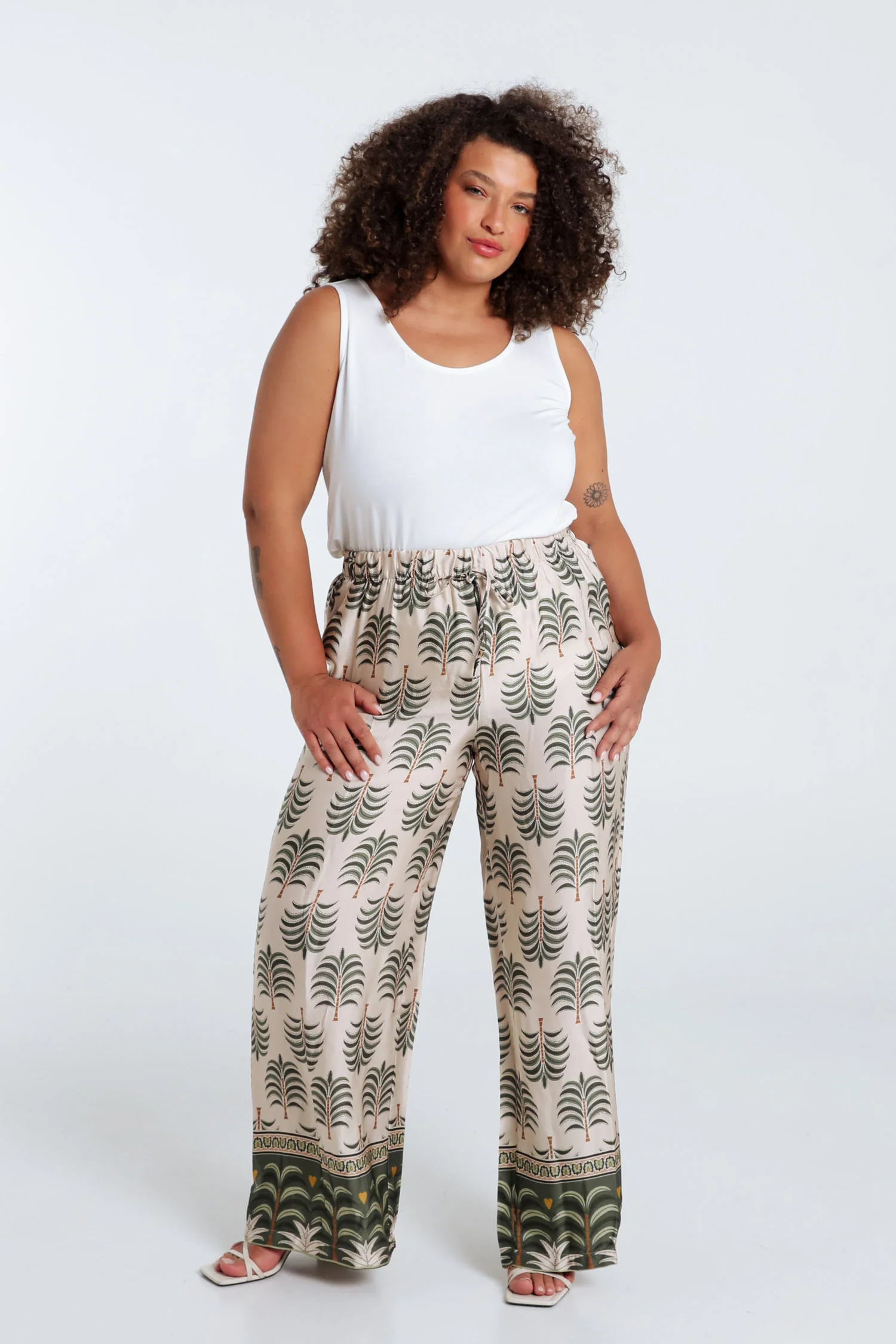 Pantalon effet satin imprimé palmier - Image 9