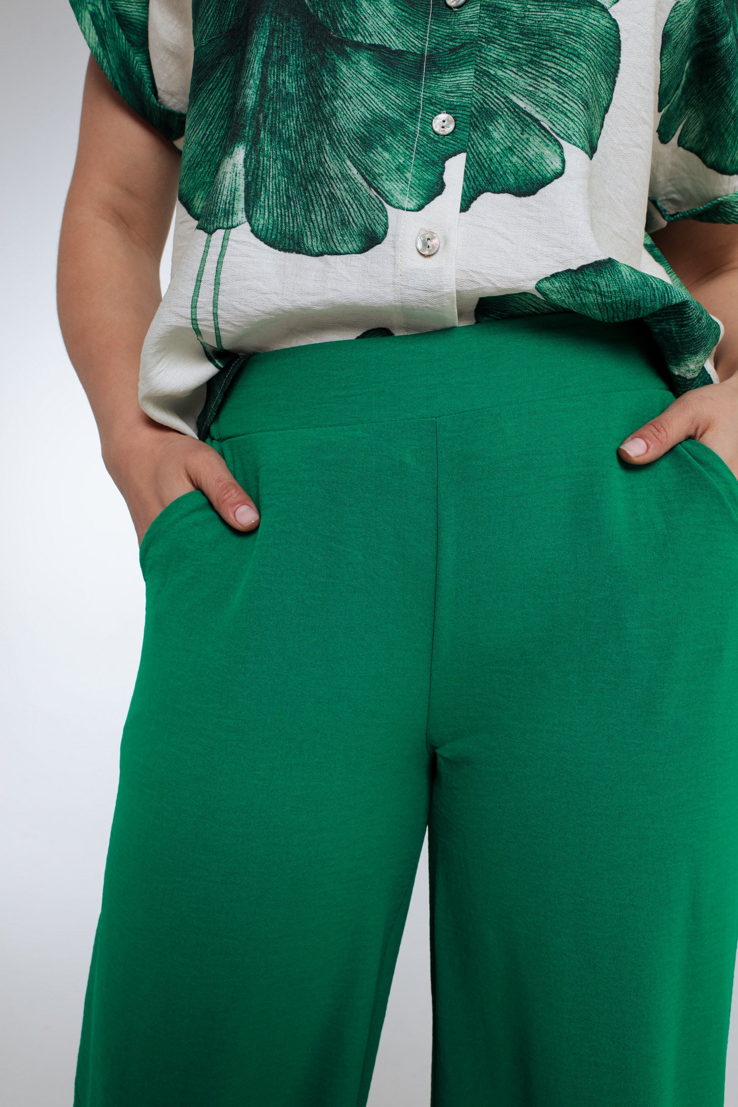Pantalon fluide uni avec poches - Image 4
