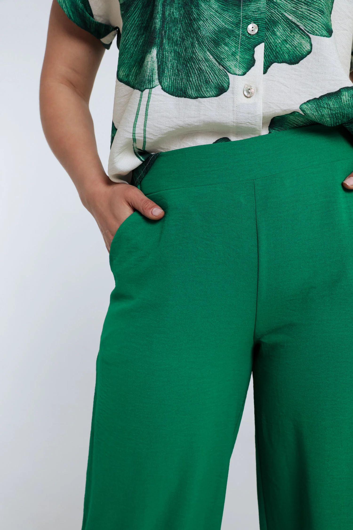 Pantalon fluide uni avec poches - Image 5