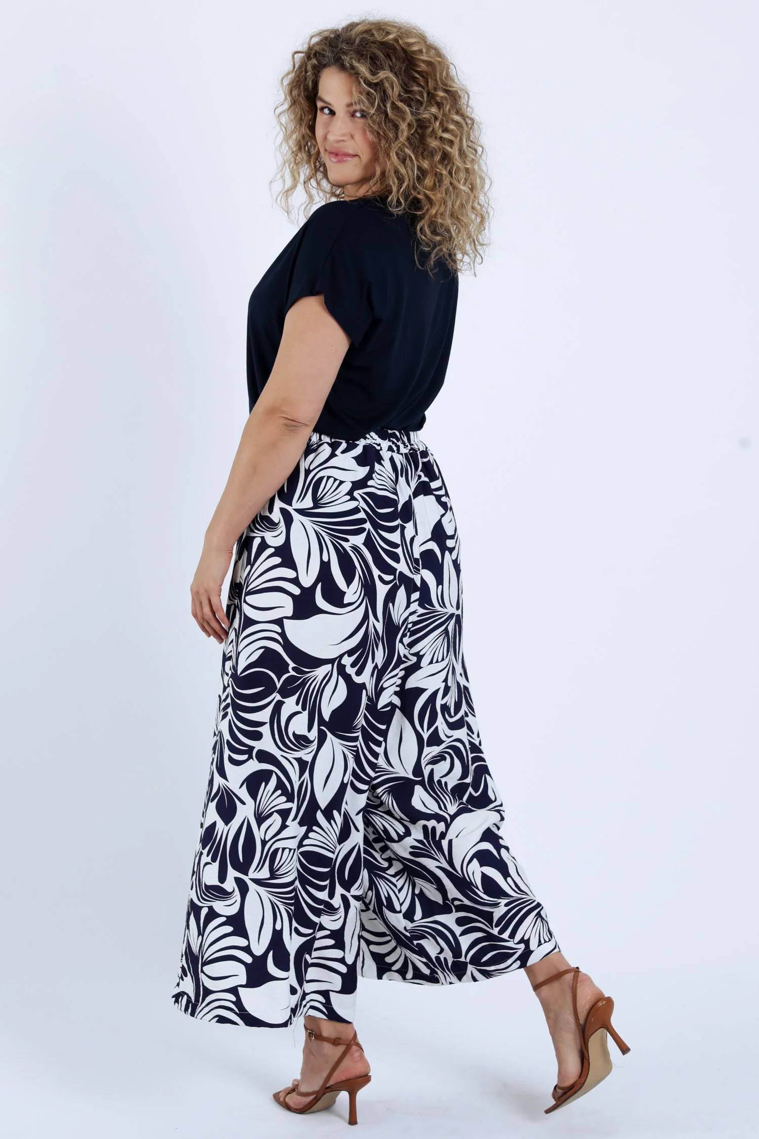 Pantalon large 7/8 en viscose imprimé floral bicolore - Image 2