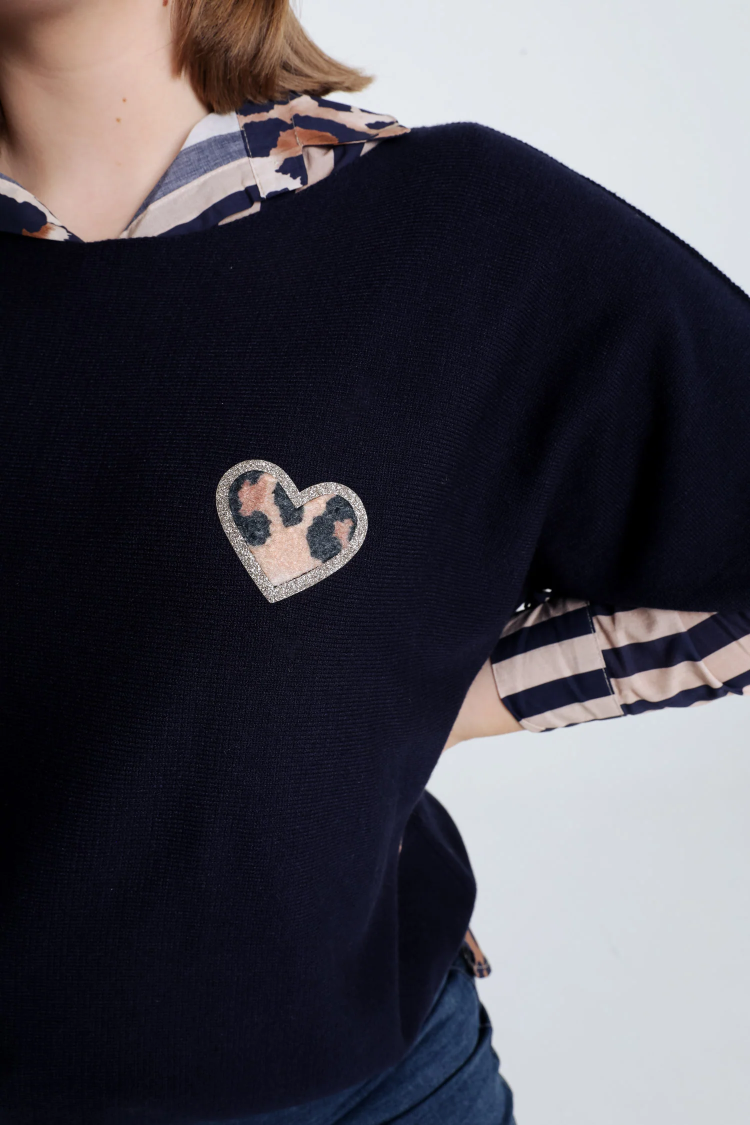 Pull cape uni avec coeur - Image 15