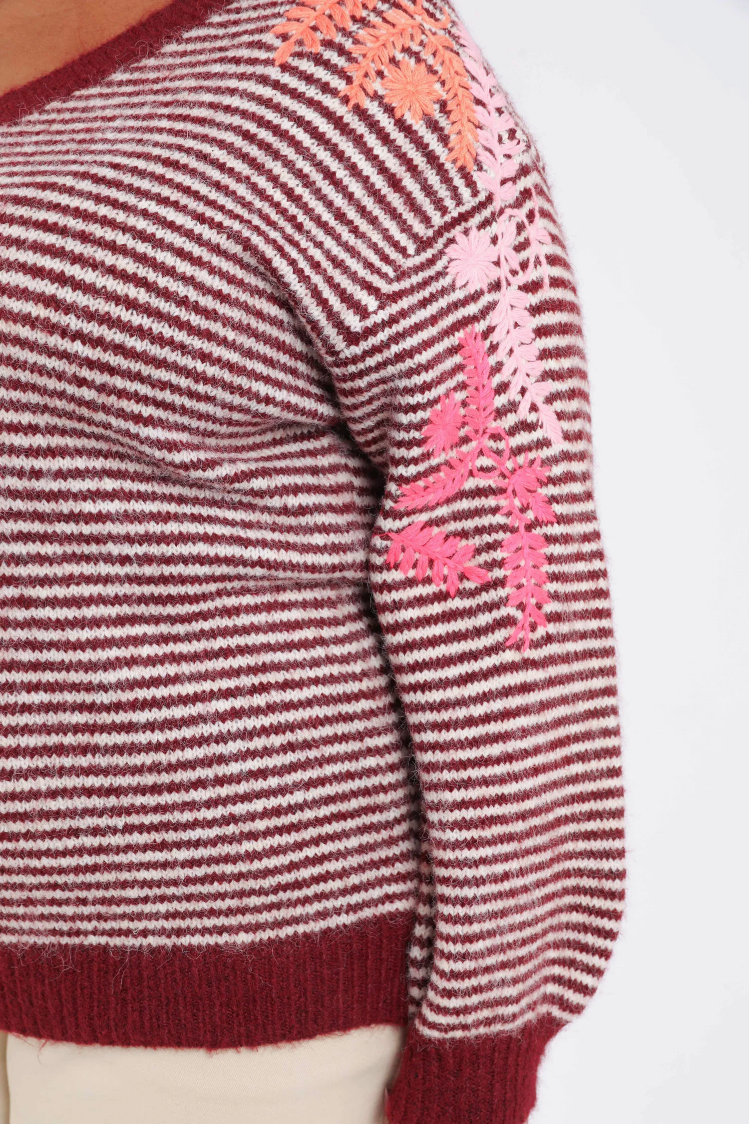 Pull rayé avec broderies - Image 4