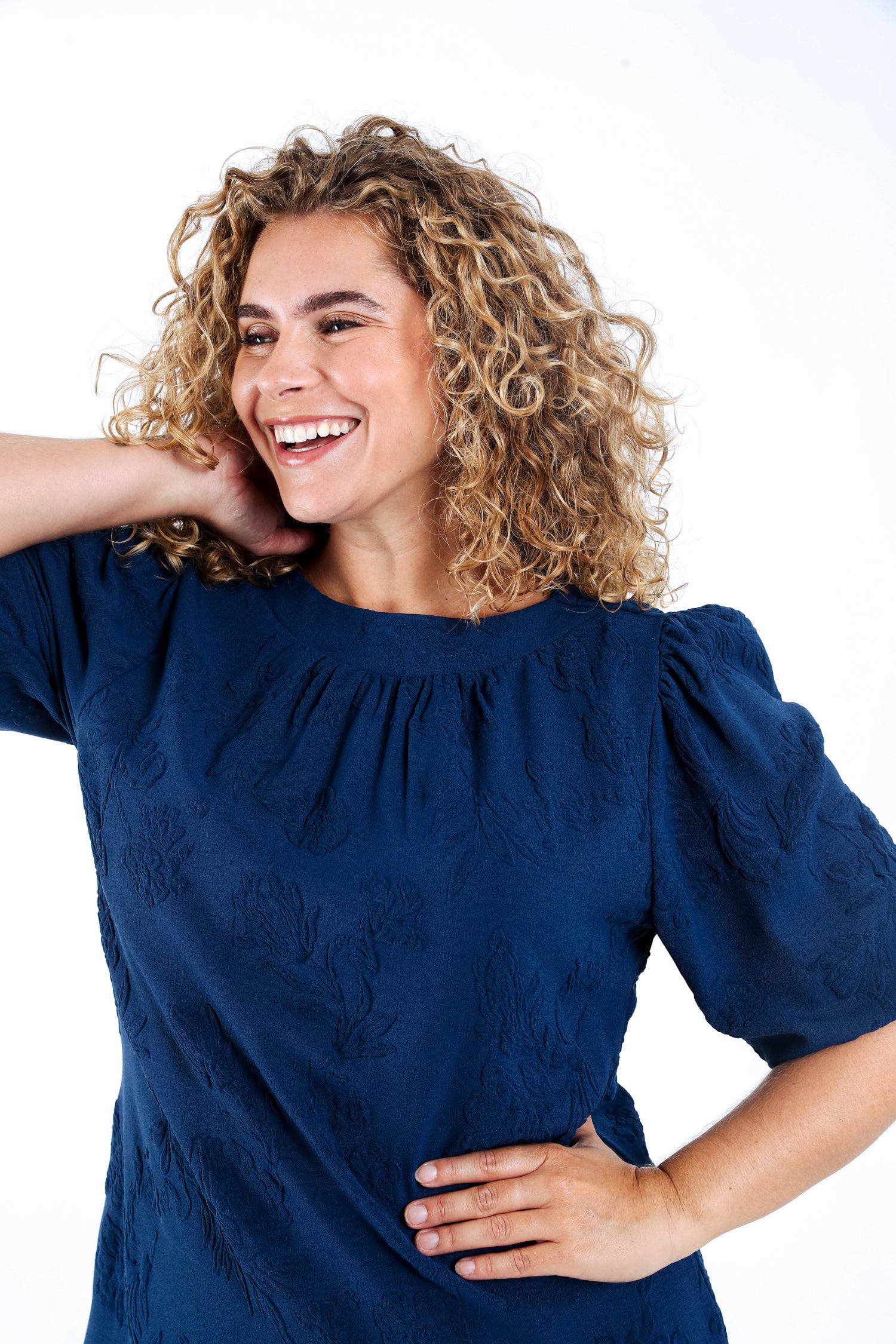 Robe courte unie avec motif en relief - Image 3