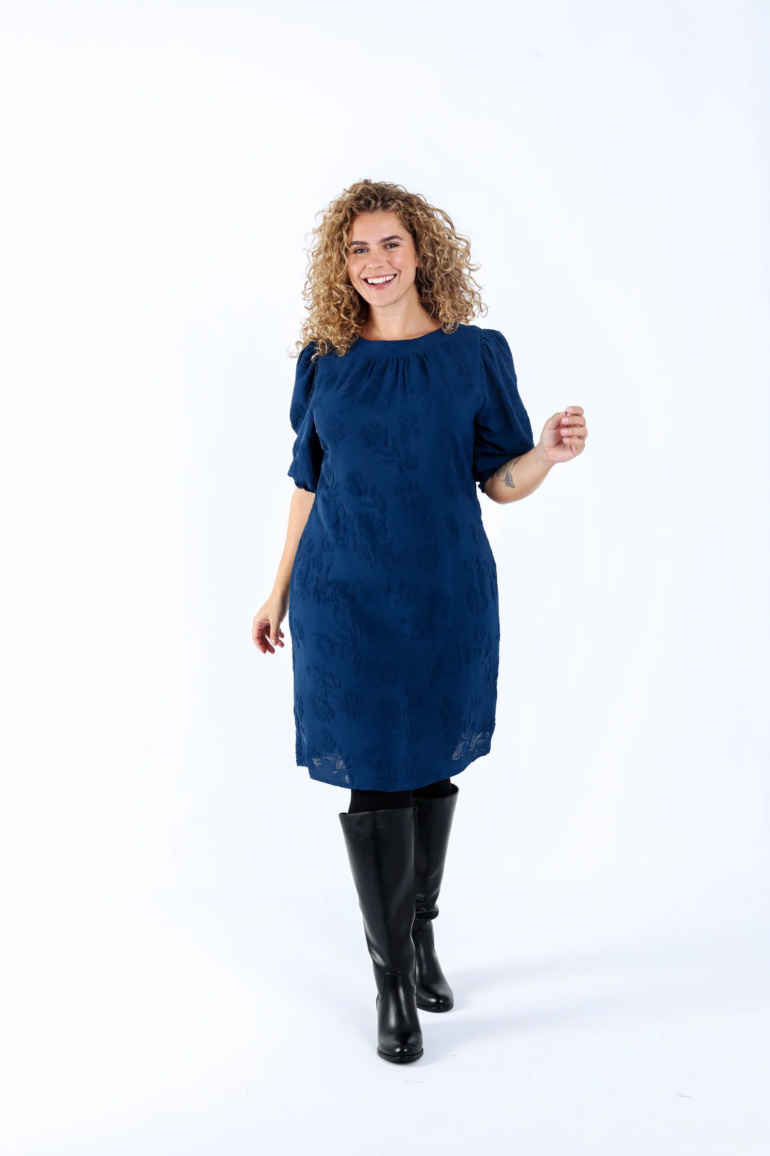 Robe courte unie avec motif en relief - Image 7
