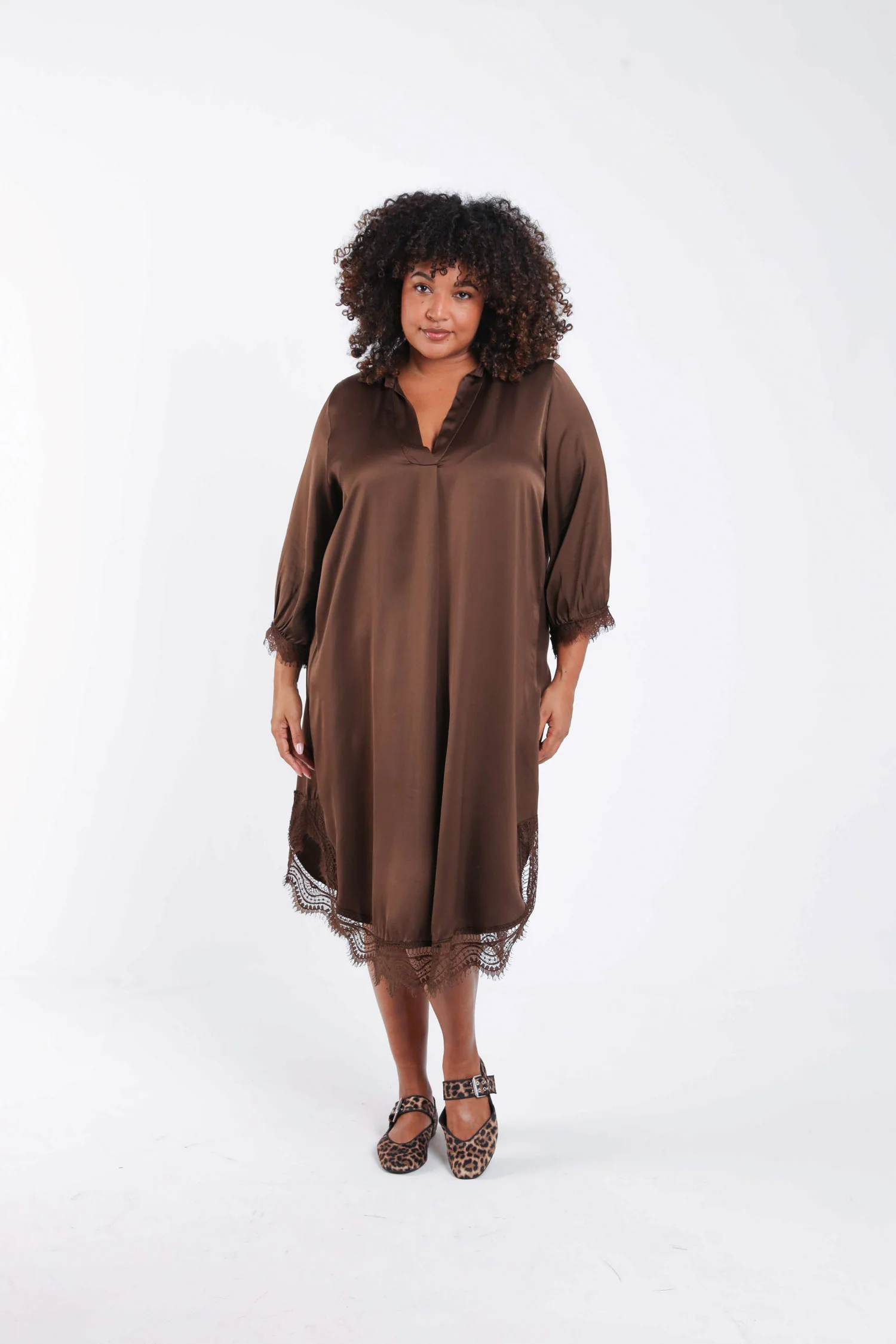 Robe en viscose effet satiné unie avec dentelle - Image 7