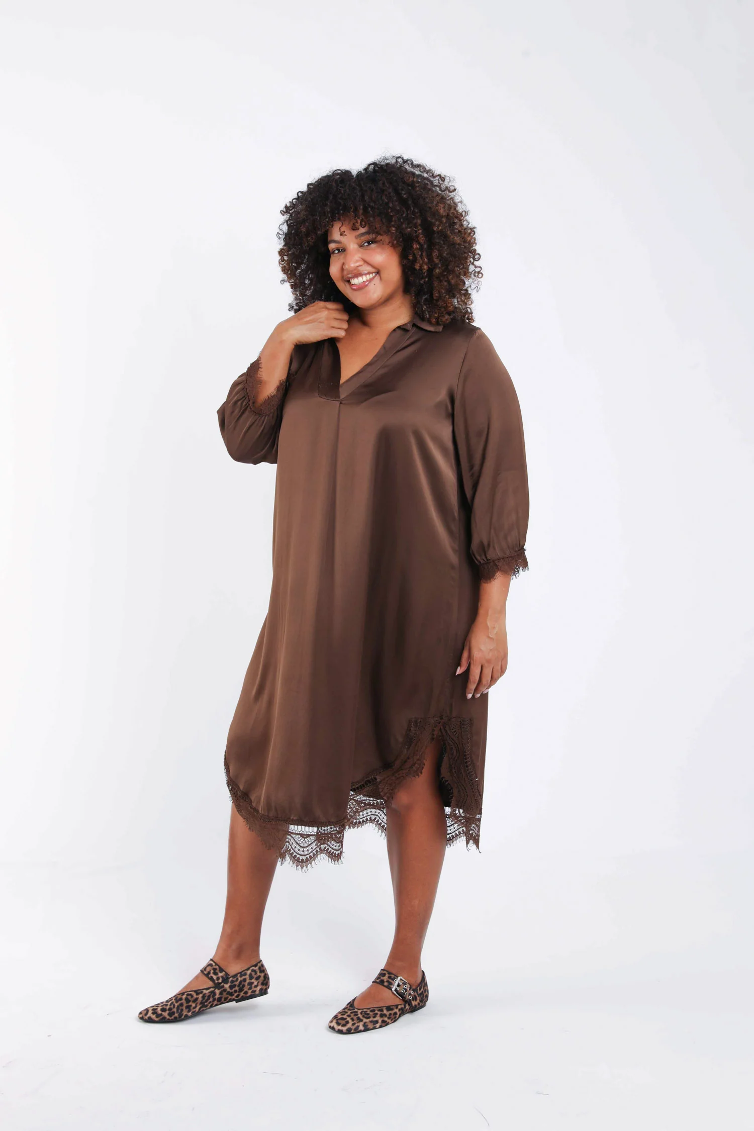 Robe en viscose effet satiné unie avec dentelle - Image 8