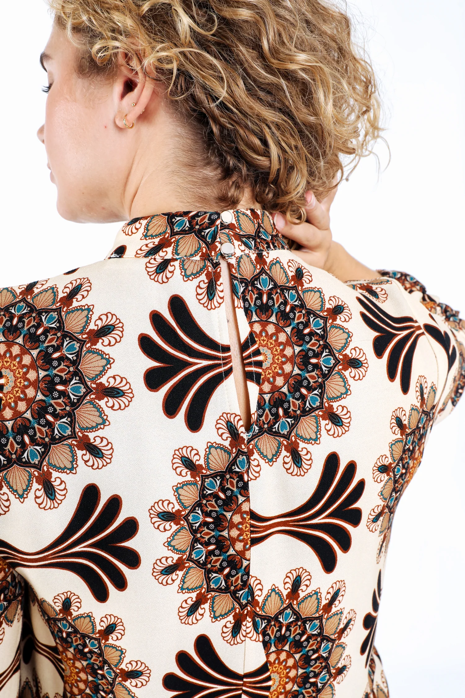 Robe en viscose imprimé graphique - Image 3