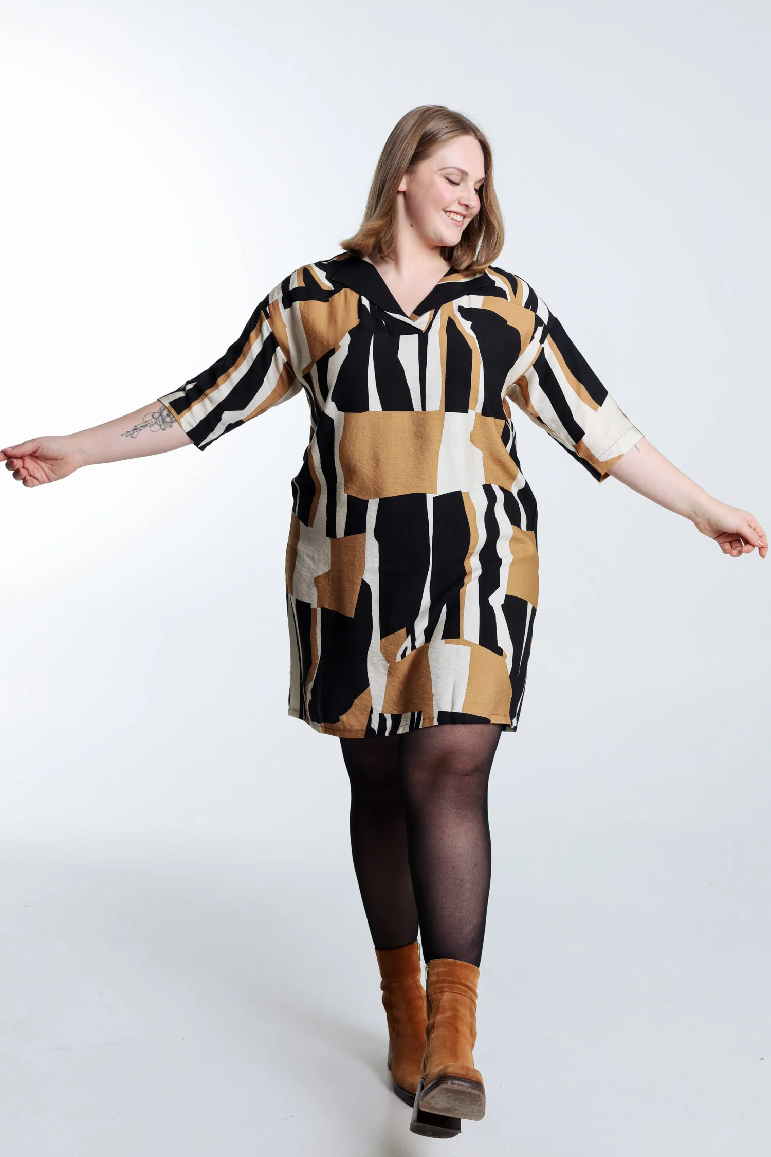Robe en viscose imprimé graphique - Image 9