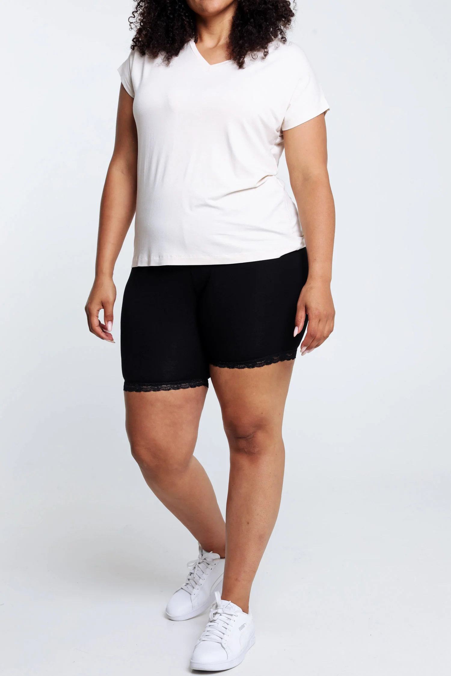 Short legging en viscose détail dentelle - Image 3