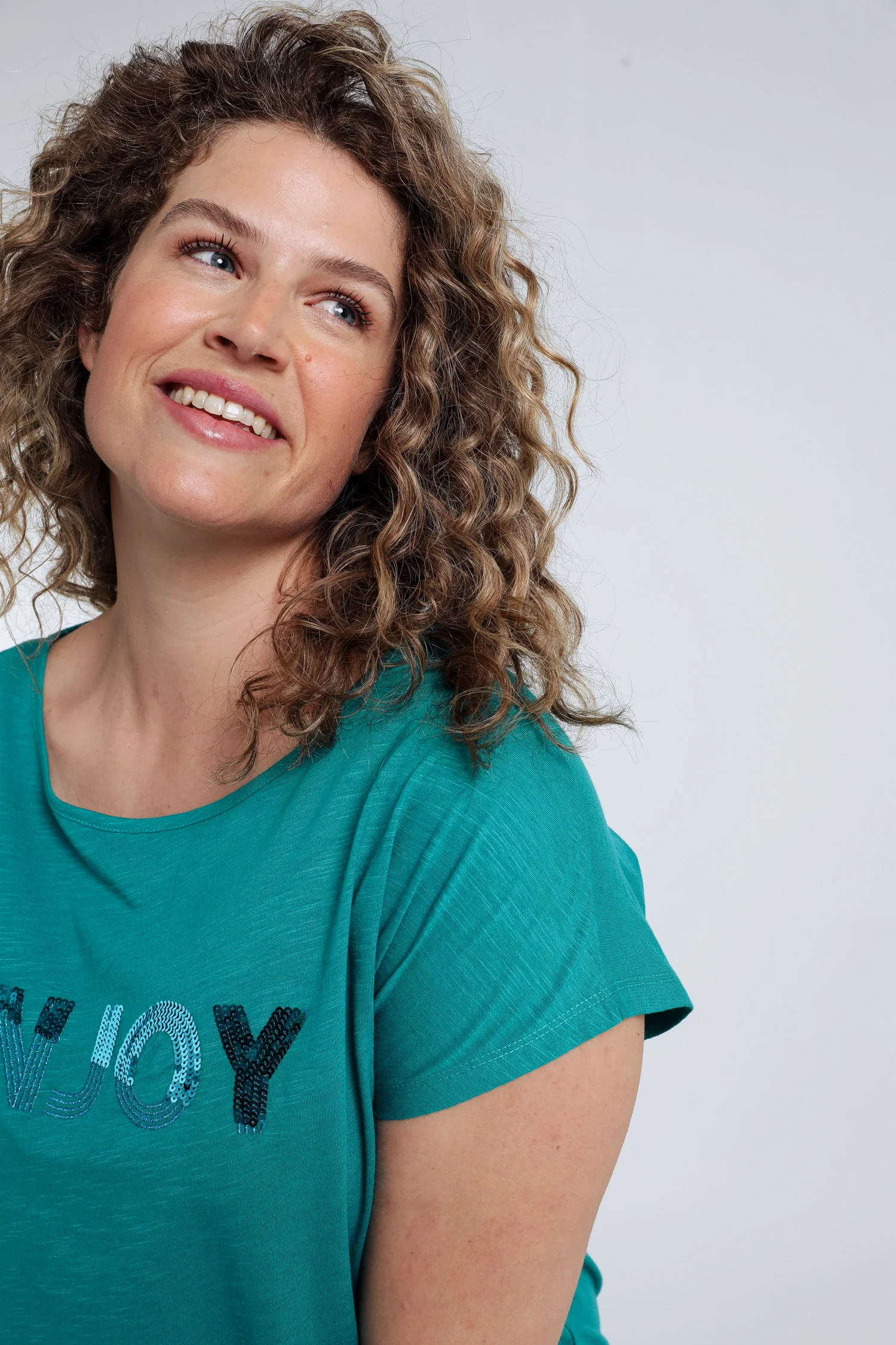 T-shirt uni avec broderie Enjoy et sequins - Image 14